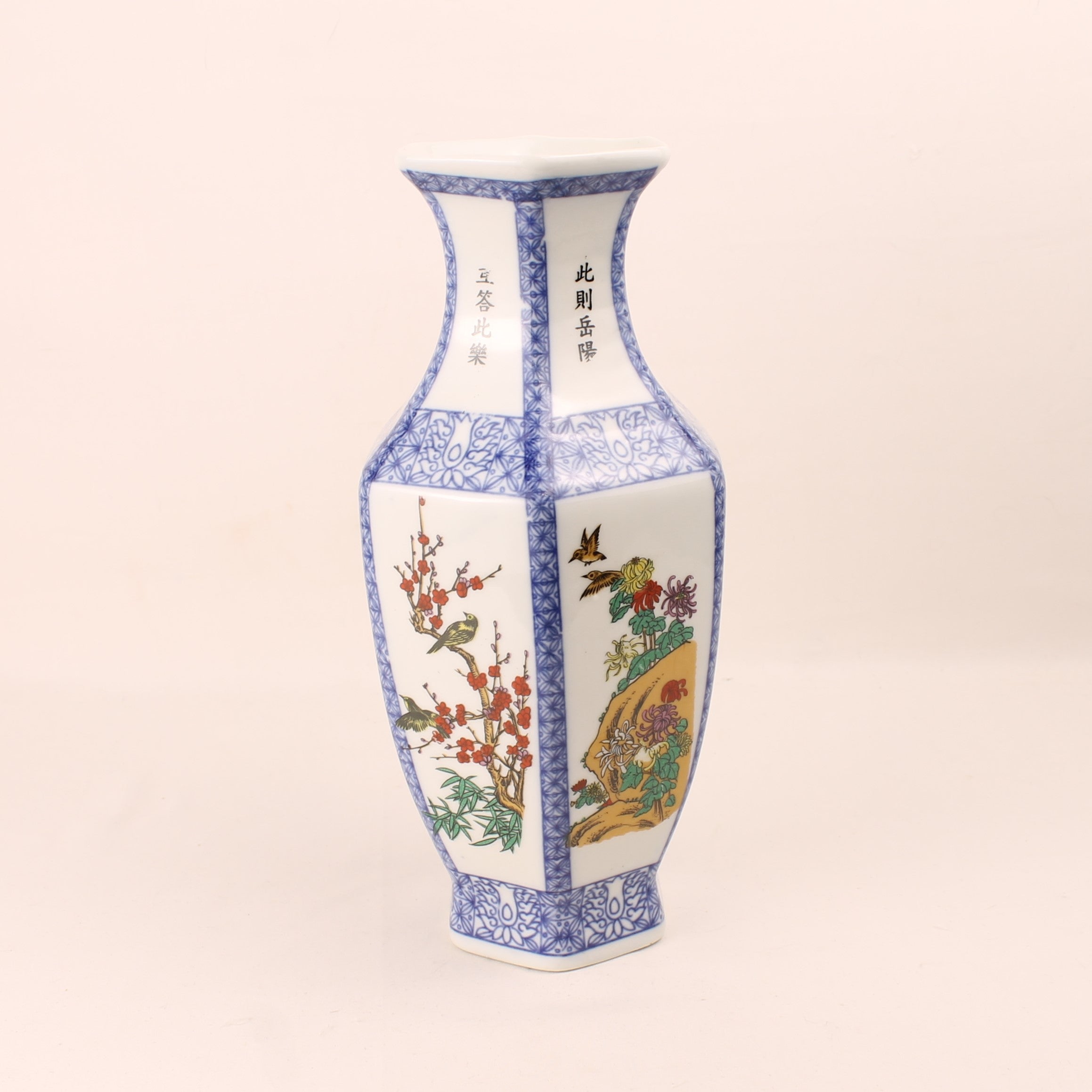 Chinese Zeshoekige Porseleinen Vaas – Blauw-Wit & Polychroom Decor – 24 cm