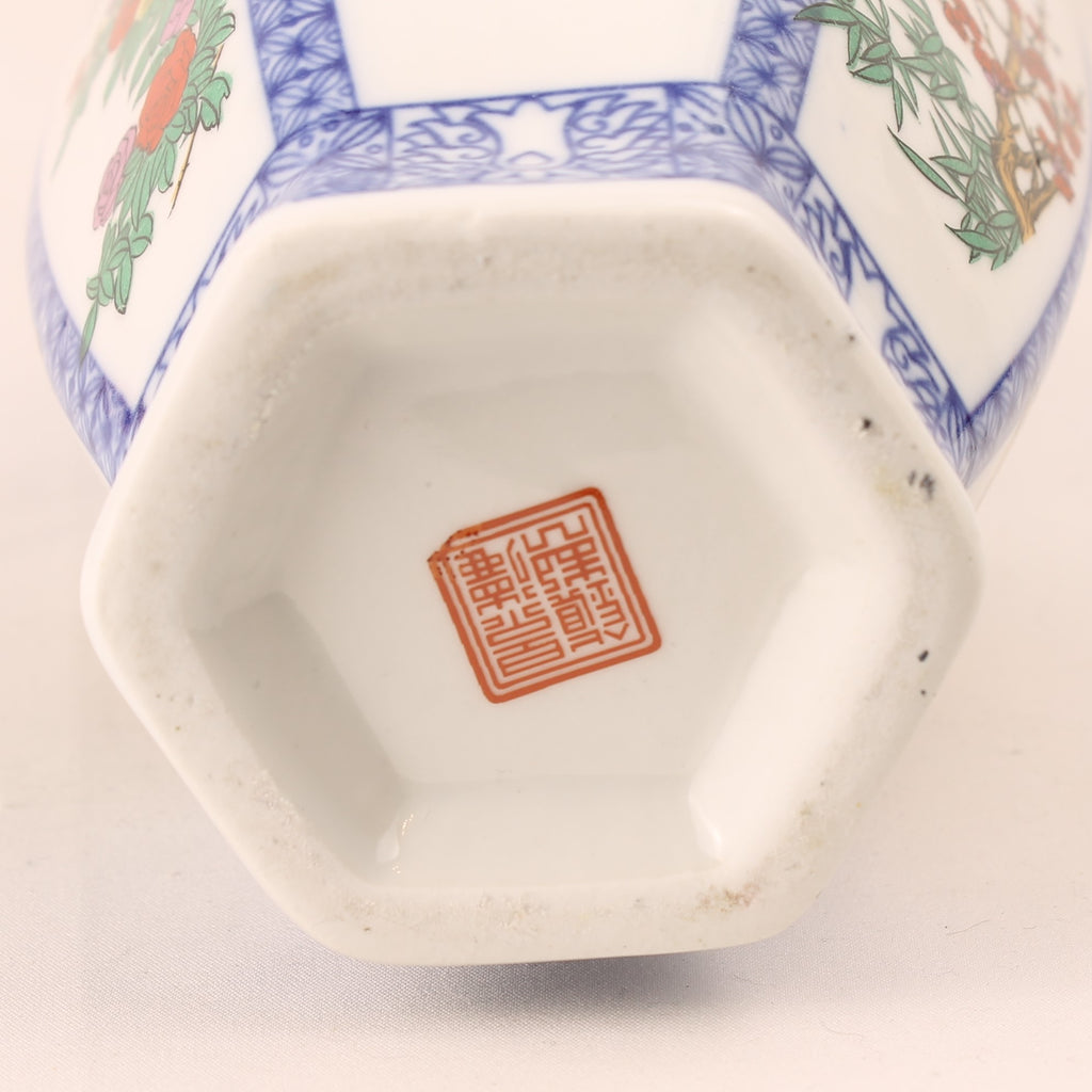 Chinese Zeshoekige Porseleinen Vaas – Blauw-Wit & Polychroom Decor – 24 cm