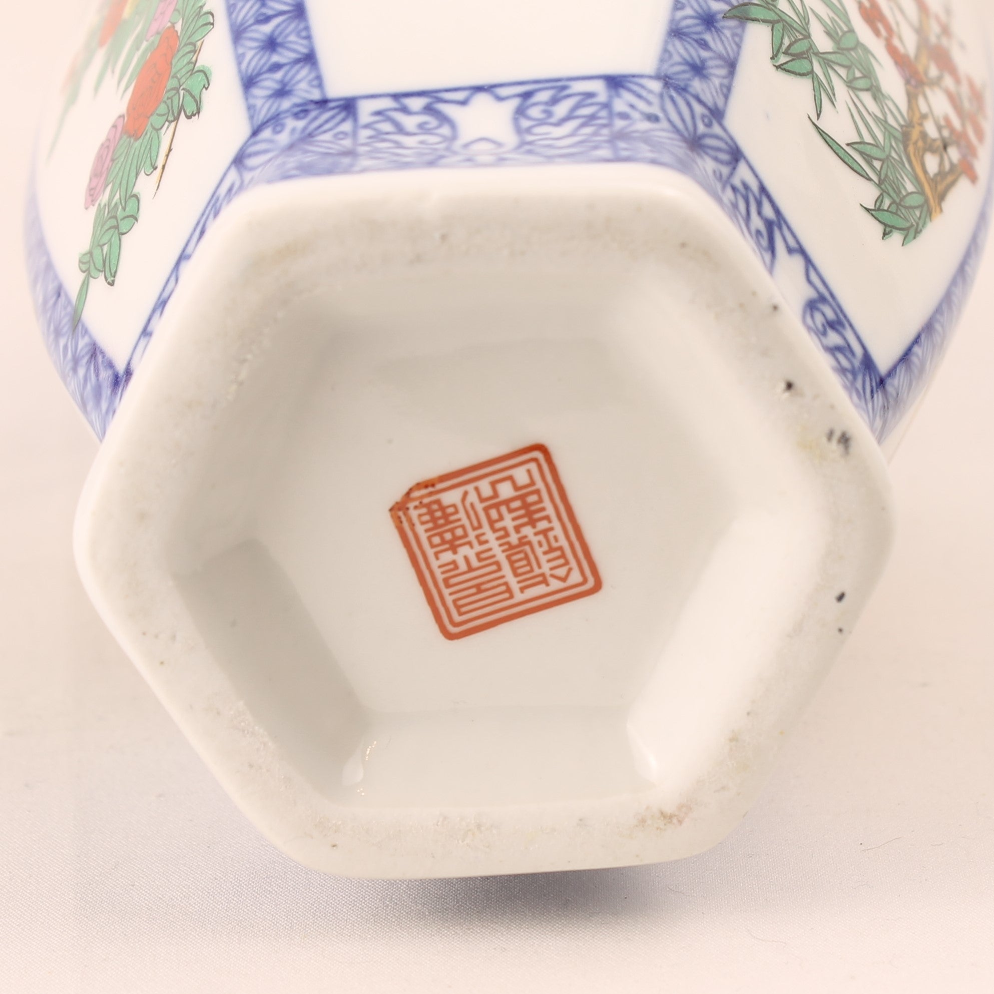 Chinese Zeshoekige Porseleinen Vaas – Blauw-Wit & Polychroom Decor – 24 cm