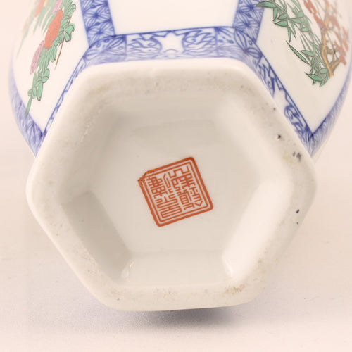 Chinese Zeshoekige Porseleinen Vaas - Blauw-Wit & Polychroom Decor - 24 cm