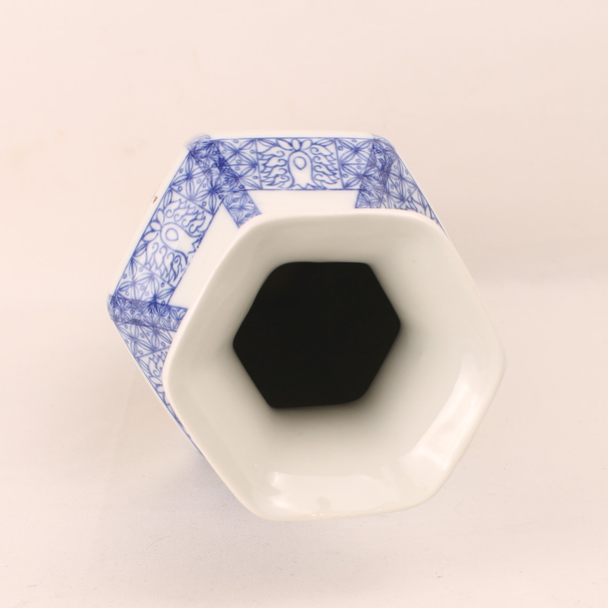 Chinese Zeshoekige Porseleinen Vaas – Blauw-Wit & Polychroom Decor – 24 cm