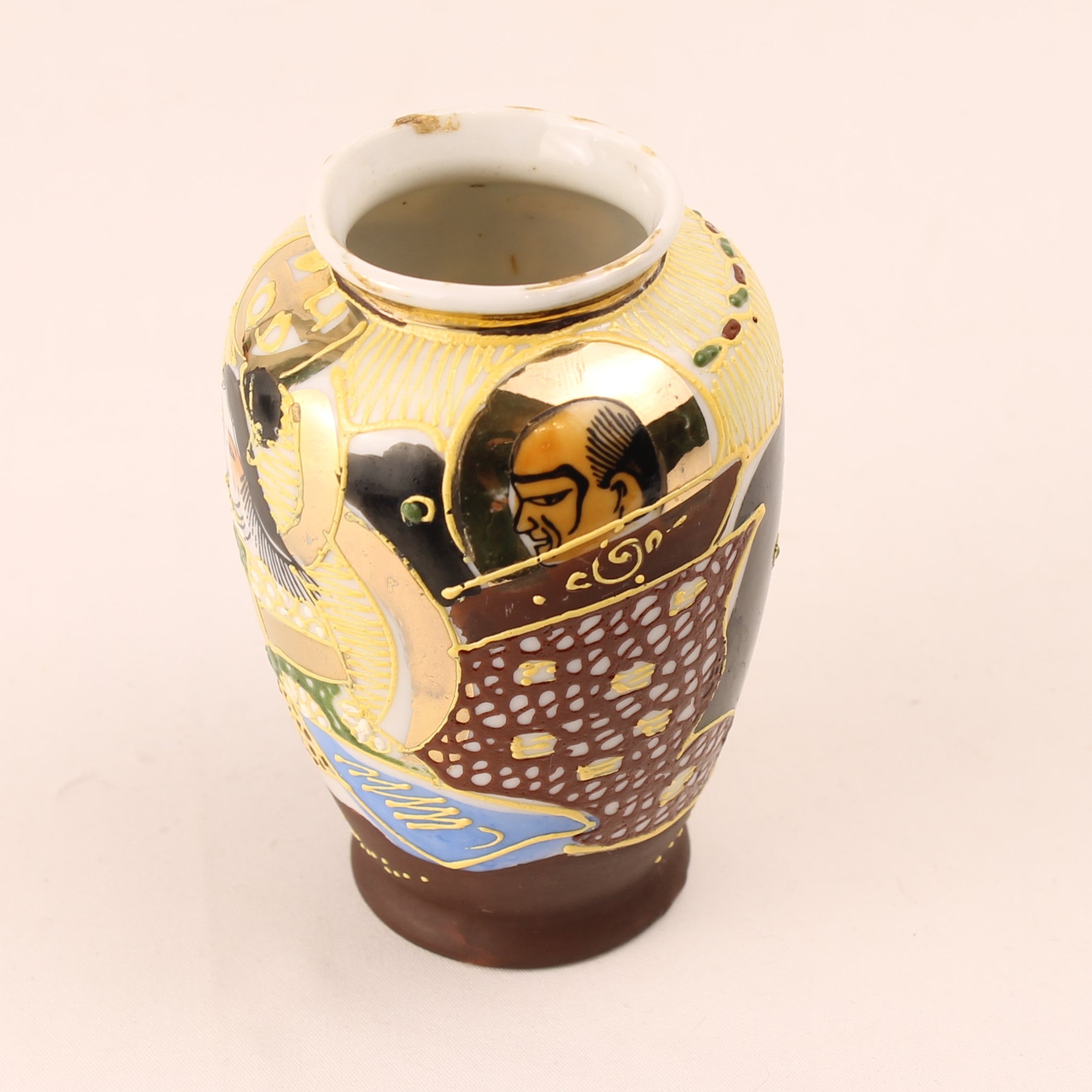 Japanse Satsuma Moriage Vaas – Handbeschilderd & Rijk Verguld – Showa Periode (ca. 1950–1970) – 9,5 cm