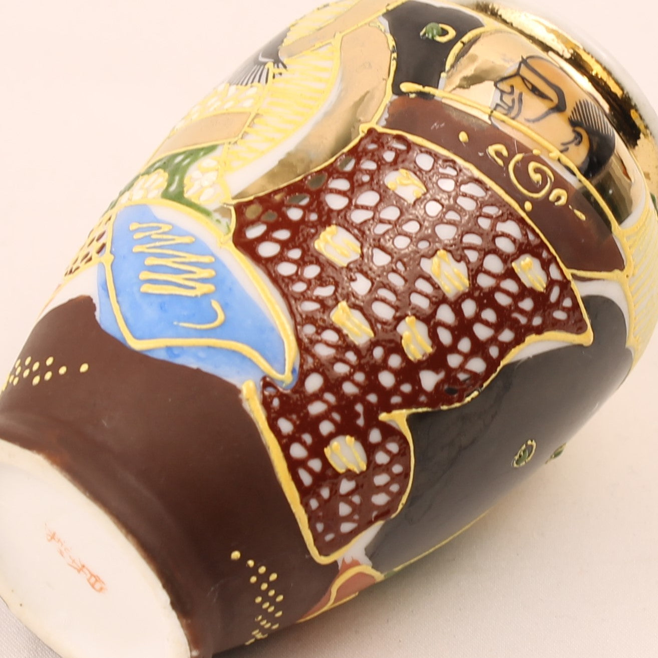 Japanse Satsuma Moriage Vaas – Handbeschilderd & Rijk Verguld – Showa Periode (ca. 1950–1970) – 9,5 cm