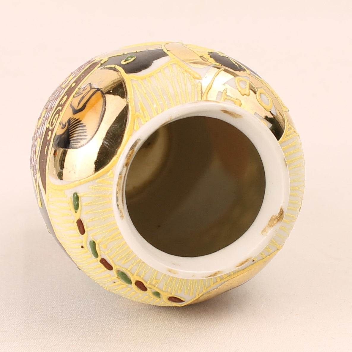 Japanse Satsuma Moriage Vaas – Handbeschilderd & Rijk Verguld – Showa Periode (ca. 1950–1970) – 9,5 cm