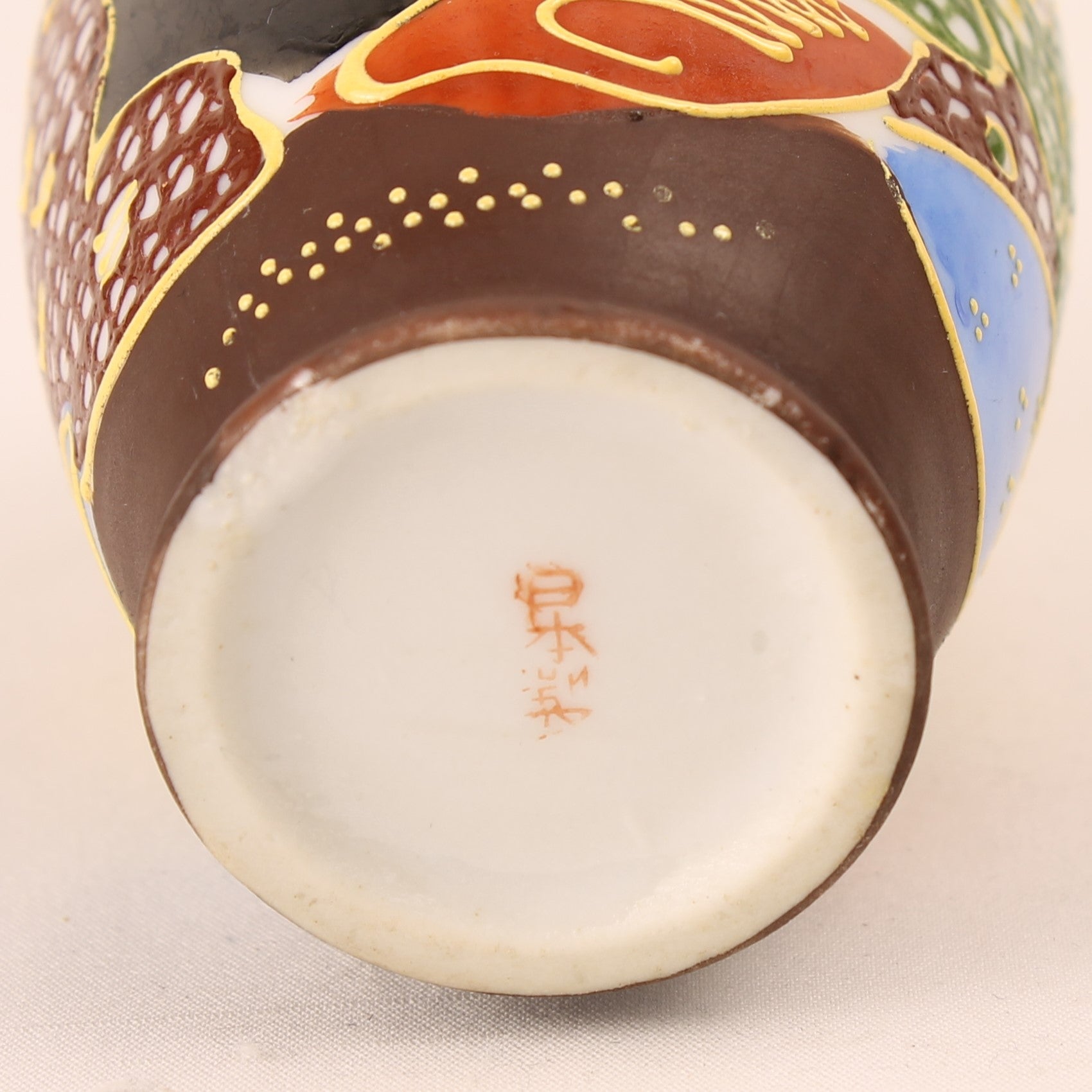 Japanse Satsuma Moriage Vaas – Handbeschilderd & Rijk Verguld – Showa Periode (ca. 1950–1970) – 9,5 cm