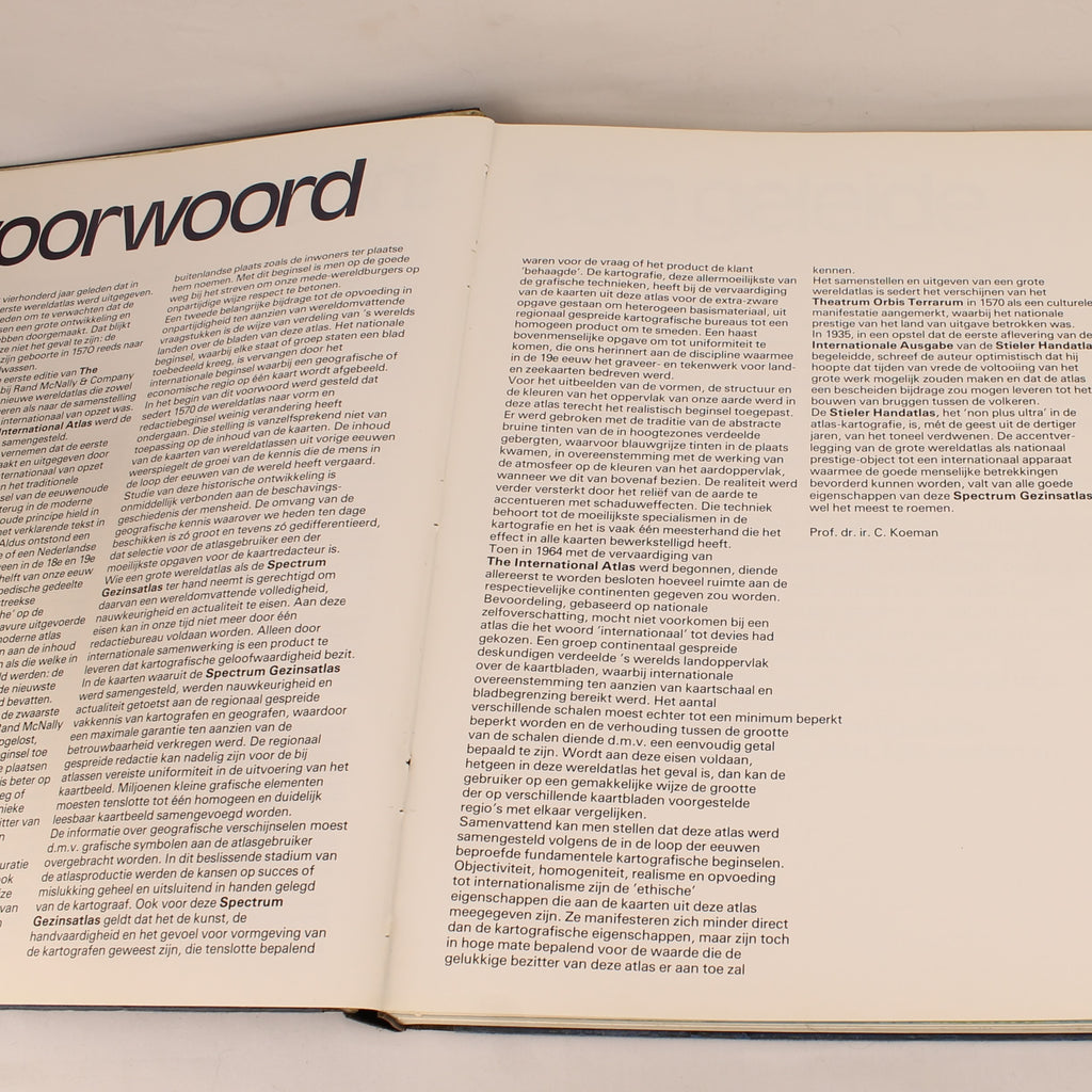Spectrum Gezinsatlas 1974 – Groot Formaat Wereldatlas – Koude Oorlog Kaartbeeld – Het Spectrum Utrecht/Antwerpen