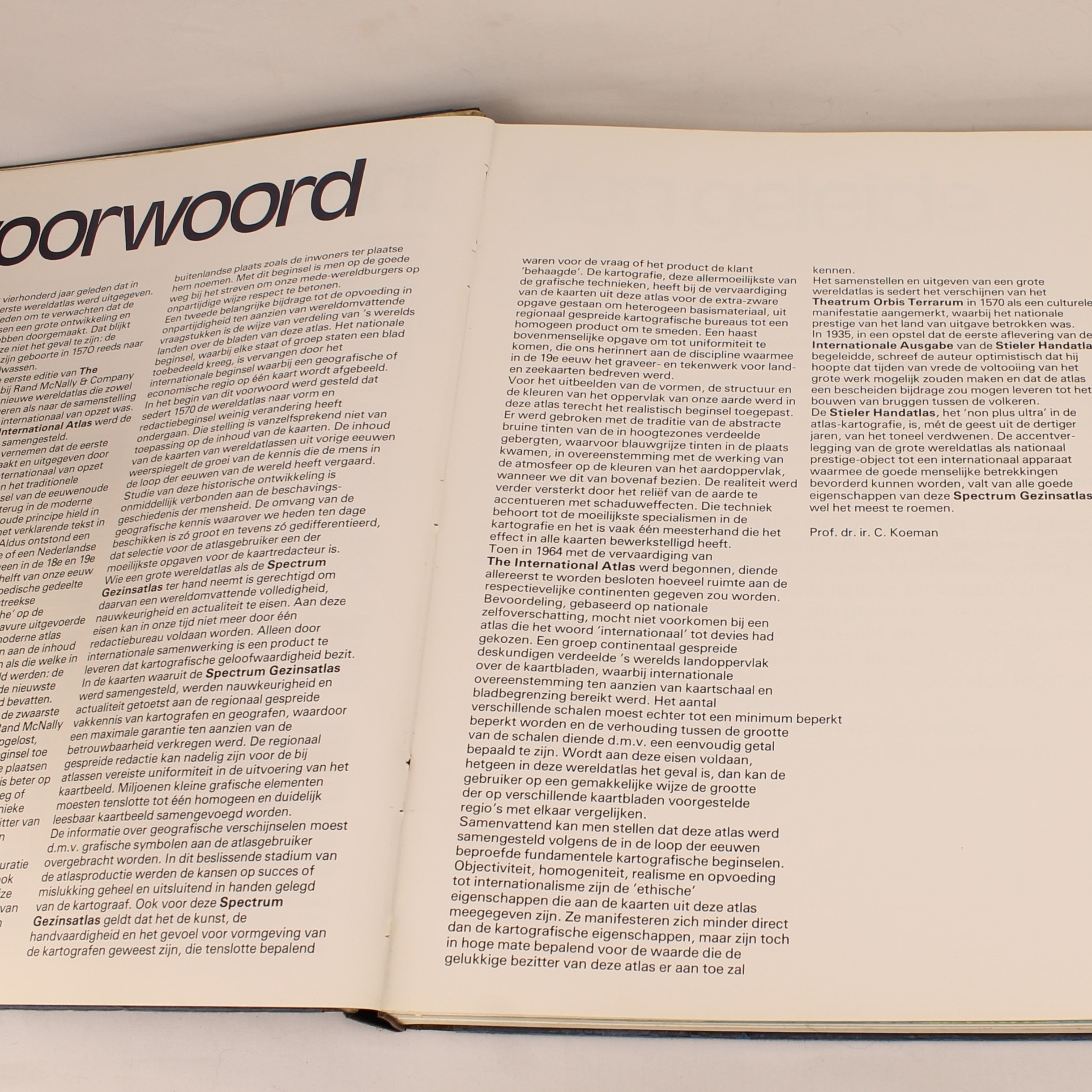 Spectrum Gezinsatlas 1974 – Groot Formaat Wereldatlas – Koude Oorlog Kaartbeeld – Het Spectrum Utrecht/Antwerpen