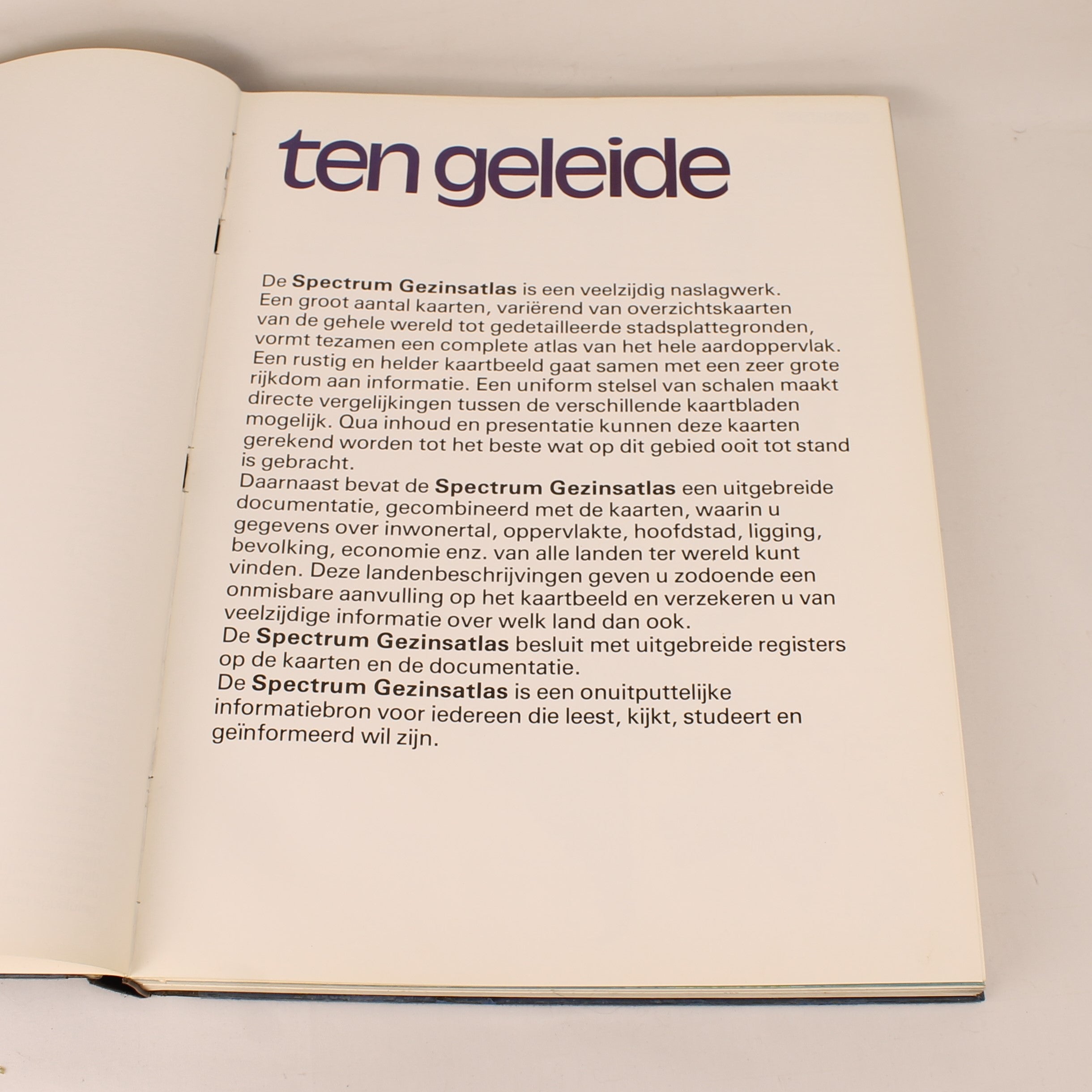 Spectrum Gezinsatlas 1974 – Groot Formaat Wereldatlas – Koude Oorlog Kaartbeeld – Het Spectrum Utrecht/Antwerpen