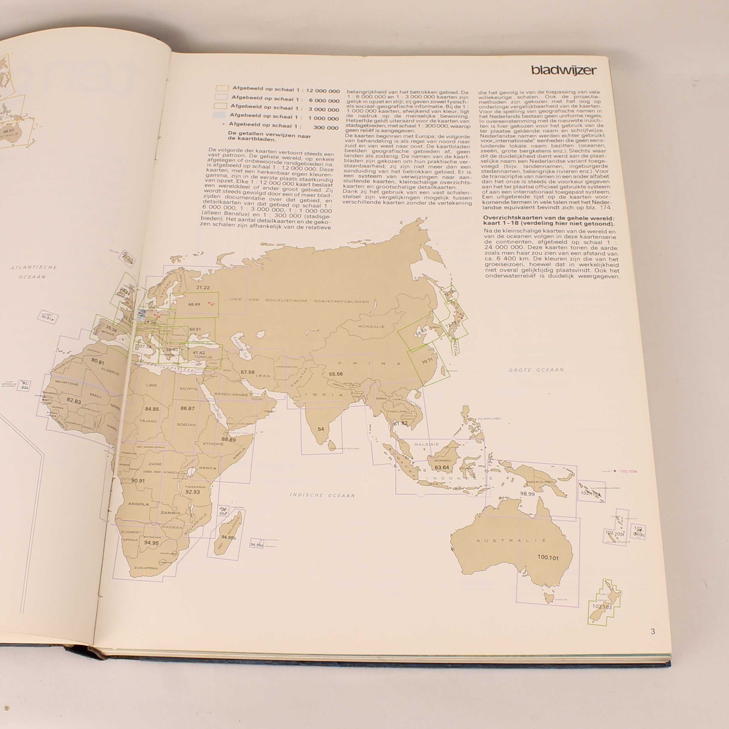 Spectrum Gezinsatlas 1974 – Groot Formaat Wereldatlas – Koude Oorlog Kaartbeeld – Het Spectrum Utrecht/Antwerpen