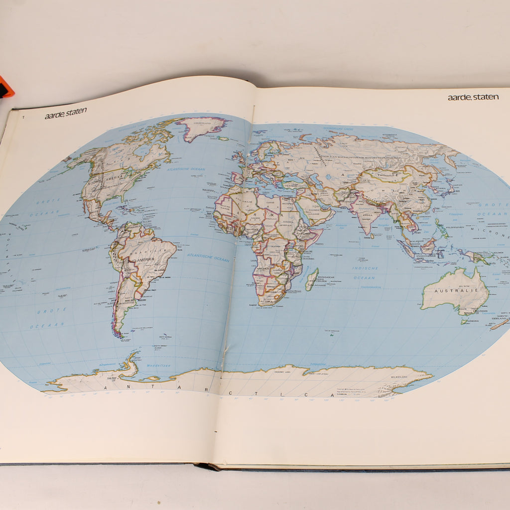 Spectrum Gezinsatlas 1974 – Groot Formaat Wereldatlas – Koude Oorlog Kaartbeeld – Het Spectrum Utrecht/Antwerpen