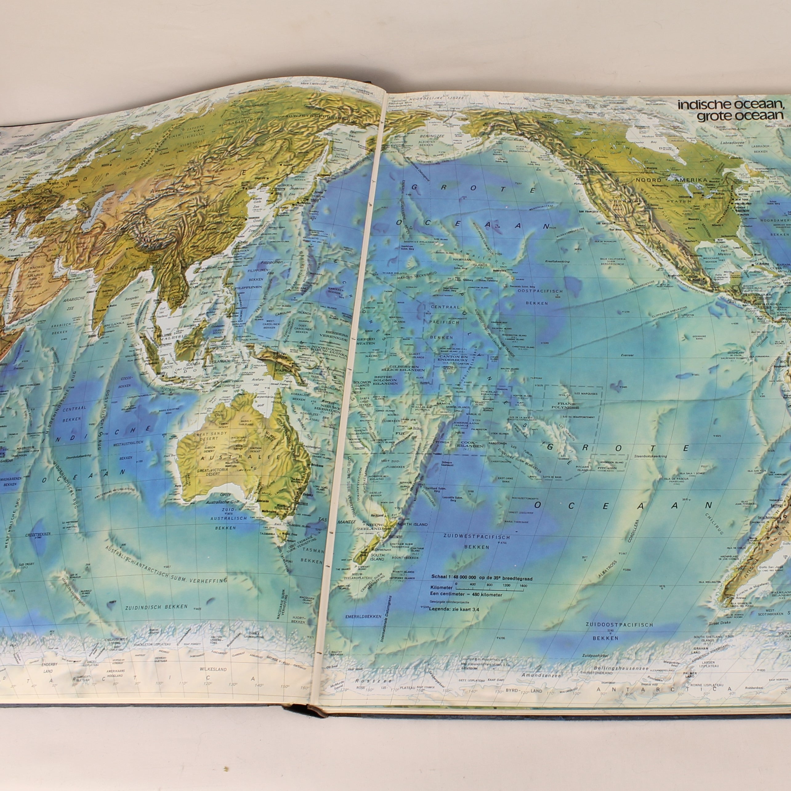 Spectrum Gezinsatlas 1974 – Groot Formaat Wereldatlas – Koude Oorlog Kaartbeeld – Het Spectrum Utrecht/Antwerpen