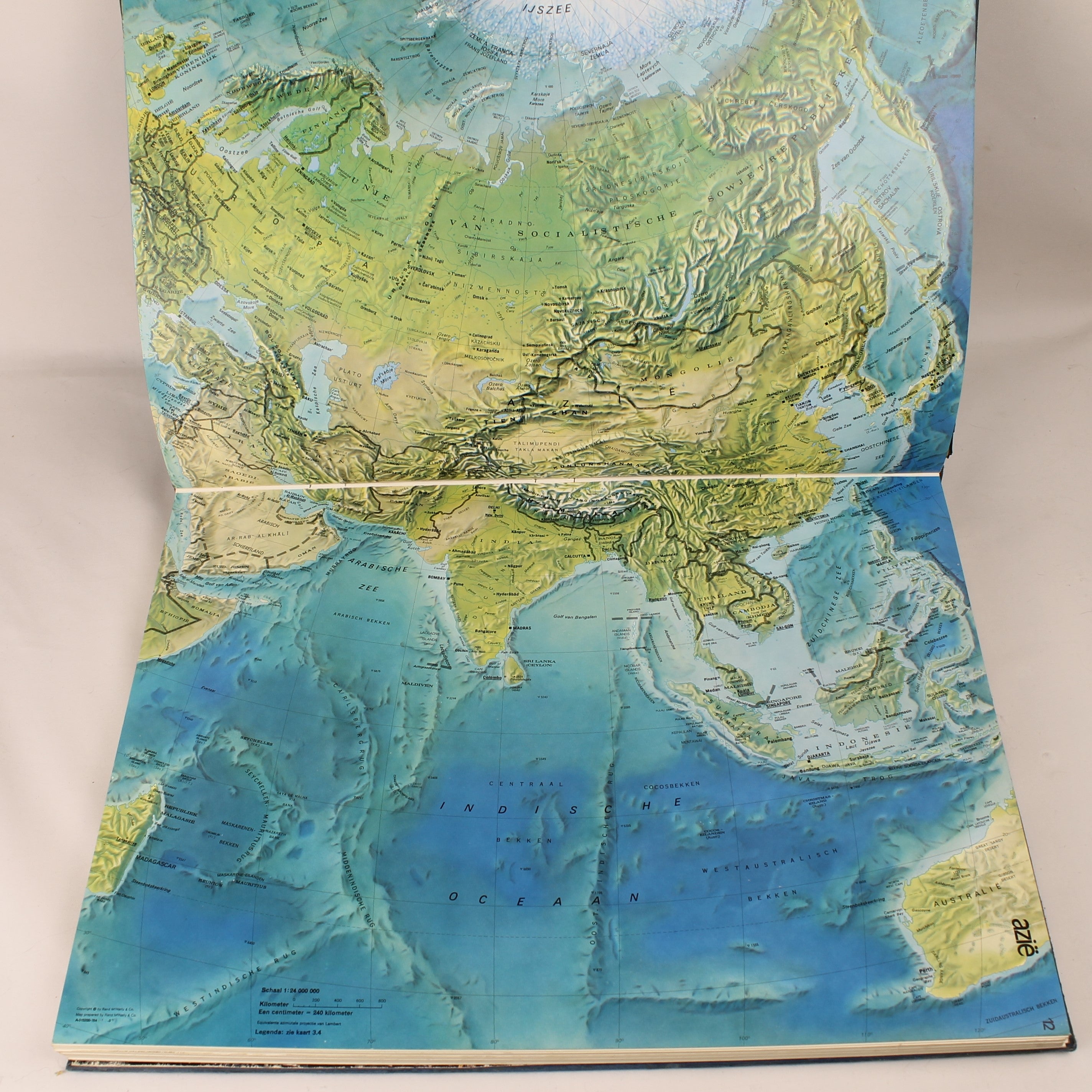 Spectrum Gezinsatlas 1974 – Groot Formaat Wereldatlas – Koude Oorlog Kaartbeeld – Het Spectrum Utrecht/Antwerpen