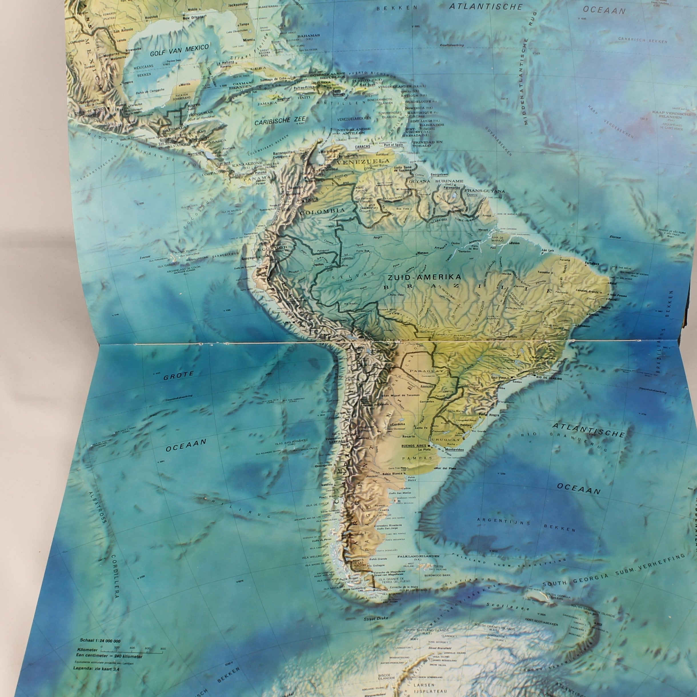 Spectrum Gezinsatlas 1974 – Groot Formaat Wereldatlas – Koude Oorlog Kaartbeeld – Het Spectrum Utrecht/Antwerpen