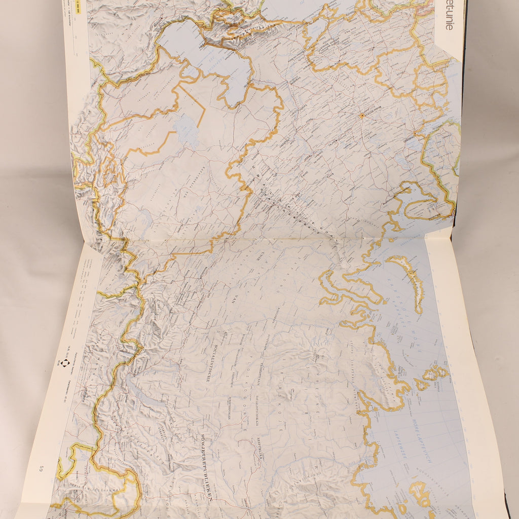 Spectrum Gezinsatlas 1974 – Groot Formaat Wereldatlas – Koude Oorlog Kaartbeeld – Het Spectrum Utrecht/Antwerpen