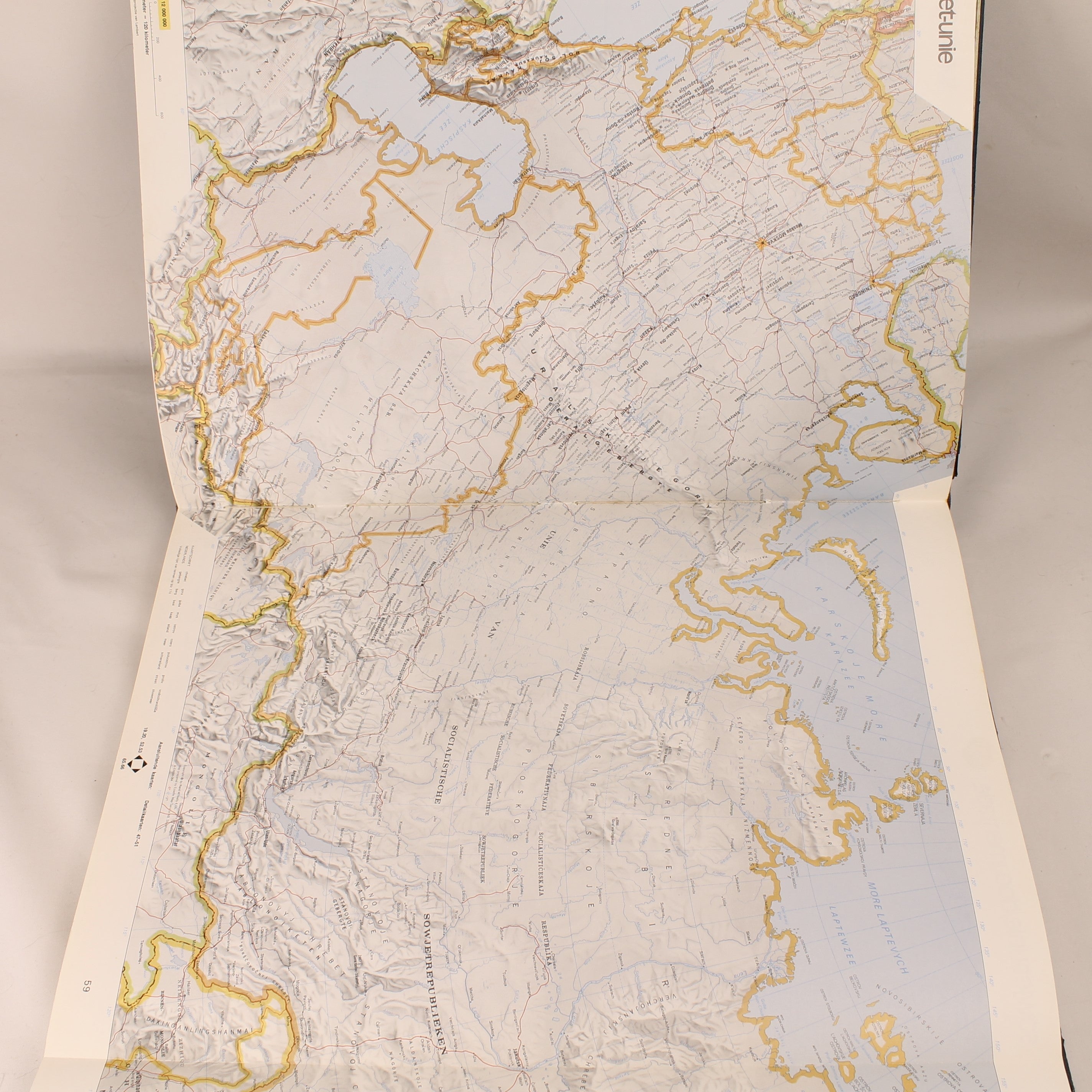 Spectrum Gezinsatlas 1974 – Groot Formaat Wereldatlas – Koude Oorlog Kaartbeeld – Het Spectrum Utrecht/Antwerpen