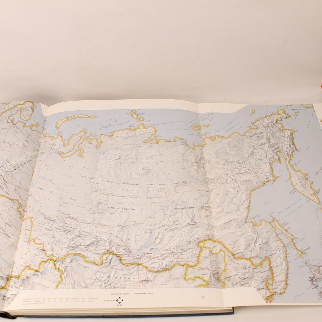 Spectrum Gezinsatlas 1974 – Groot Formaat Wereldatlas – Koude Oorlog Kaartbeeld – Het Spectrum Utrecht/Antwerpen