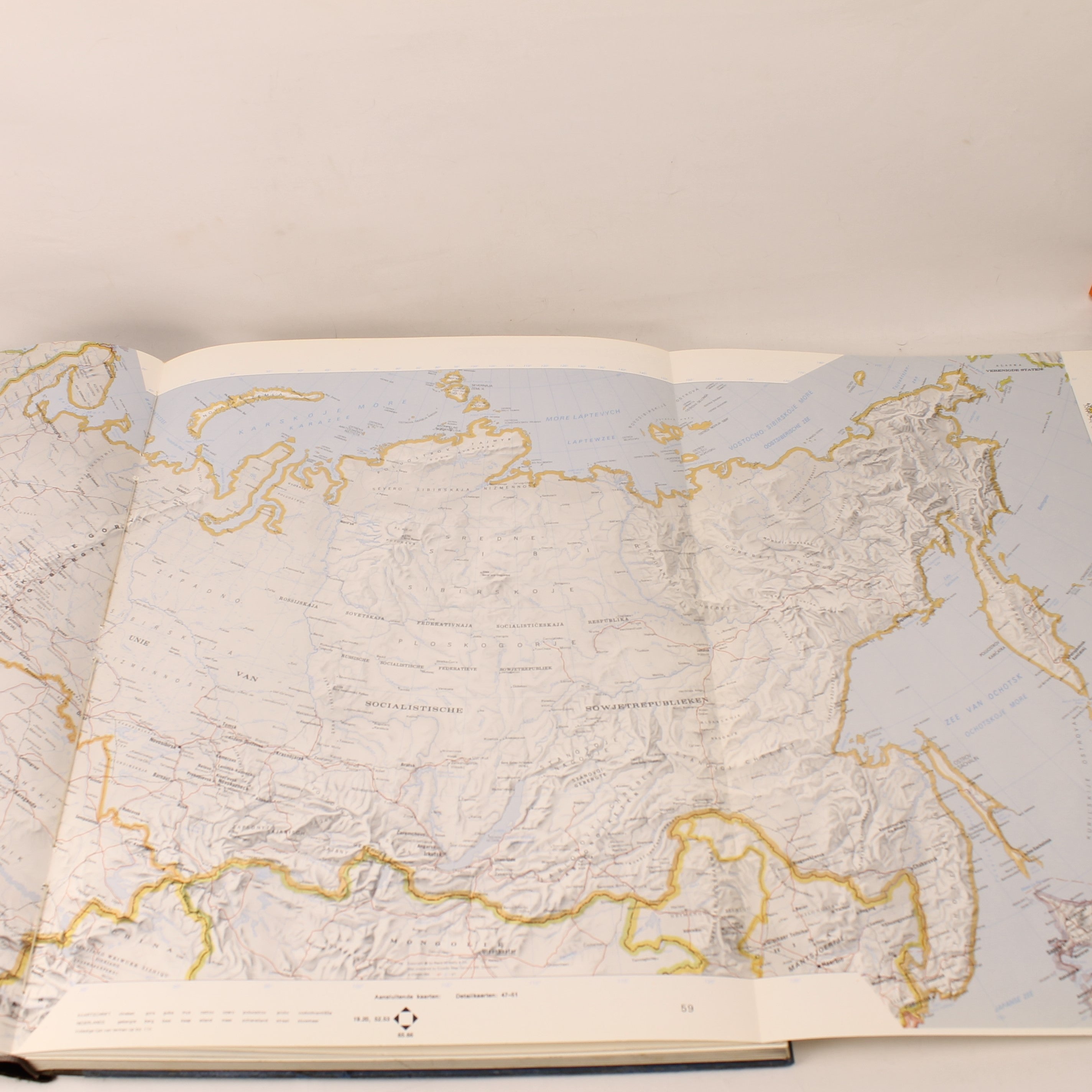 Spectrum Gezinsatlas 1974 – Groot Formaat Wereldatlas – Koude Oorlog Kaartbeeld – Het Spectrum Utrecht/Antwerpen