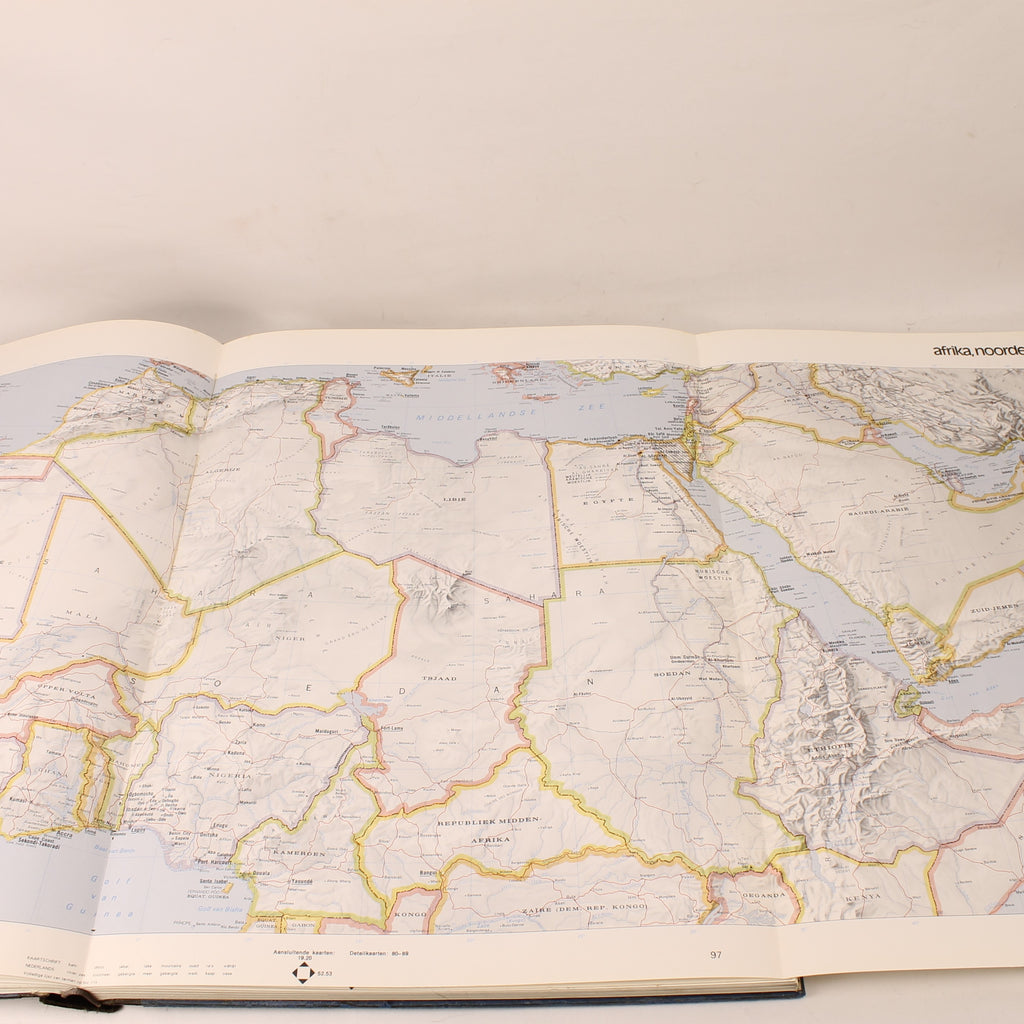 Spectrum Gezinsatlas 1974 – Groot Formaat Wereldatlas – Koude Oorlog Kaartbeeld – Het Spectrum Utrecht/Antwerpen