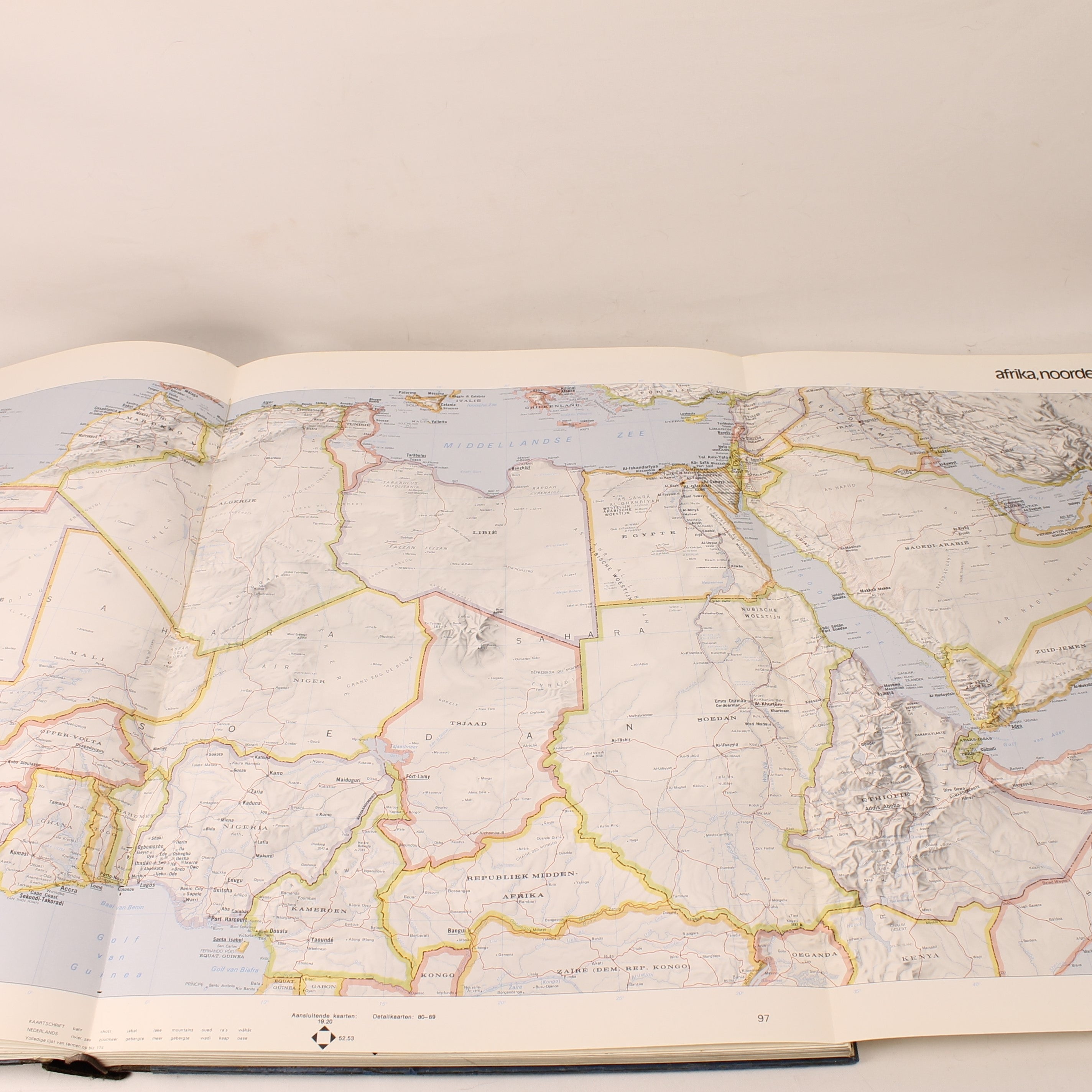 Spectrum Gezinsatlas 1974 – Groot Formaat Wereldatlas – Koude Oorlog Kaartbeeld – Het Spectrum Utrecht/Antwerpen