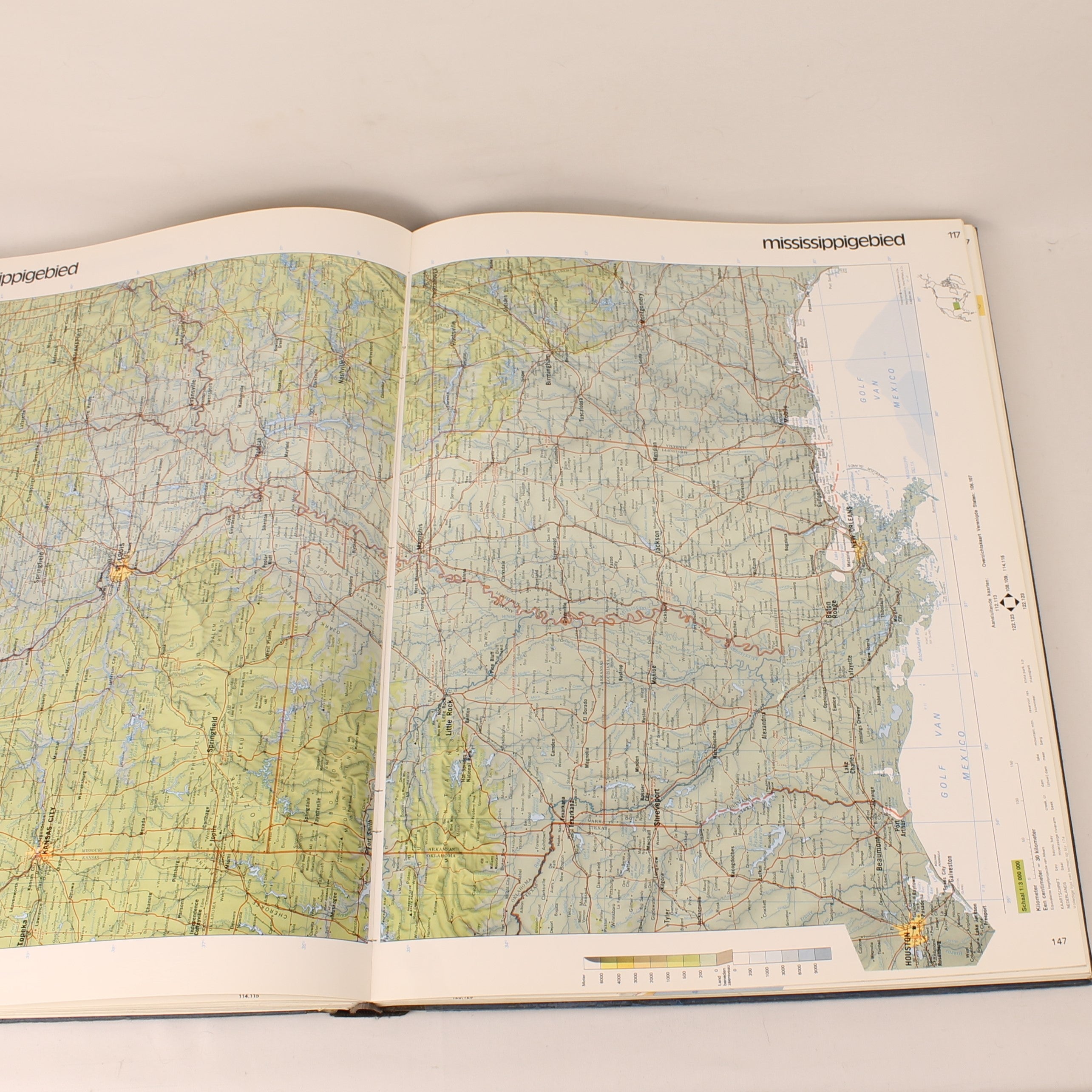 Spectrum Gezinsatlas 1974 – Groot Formaat Wereldatlas – Koude Oorlog Kaartbeeld – Het Spectrum Utrecht/Antwerpen