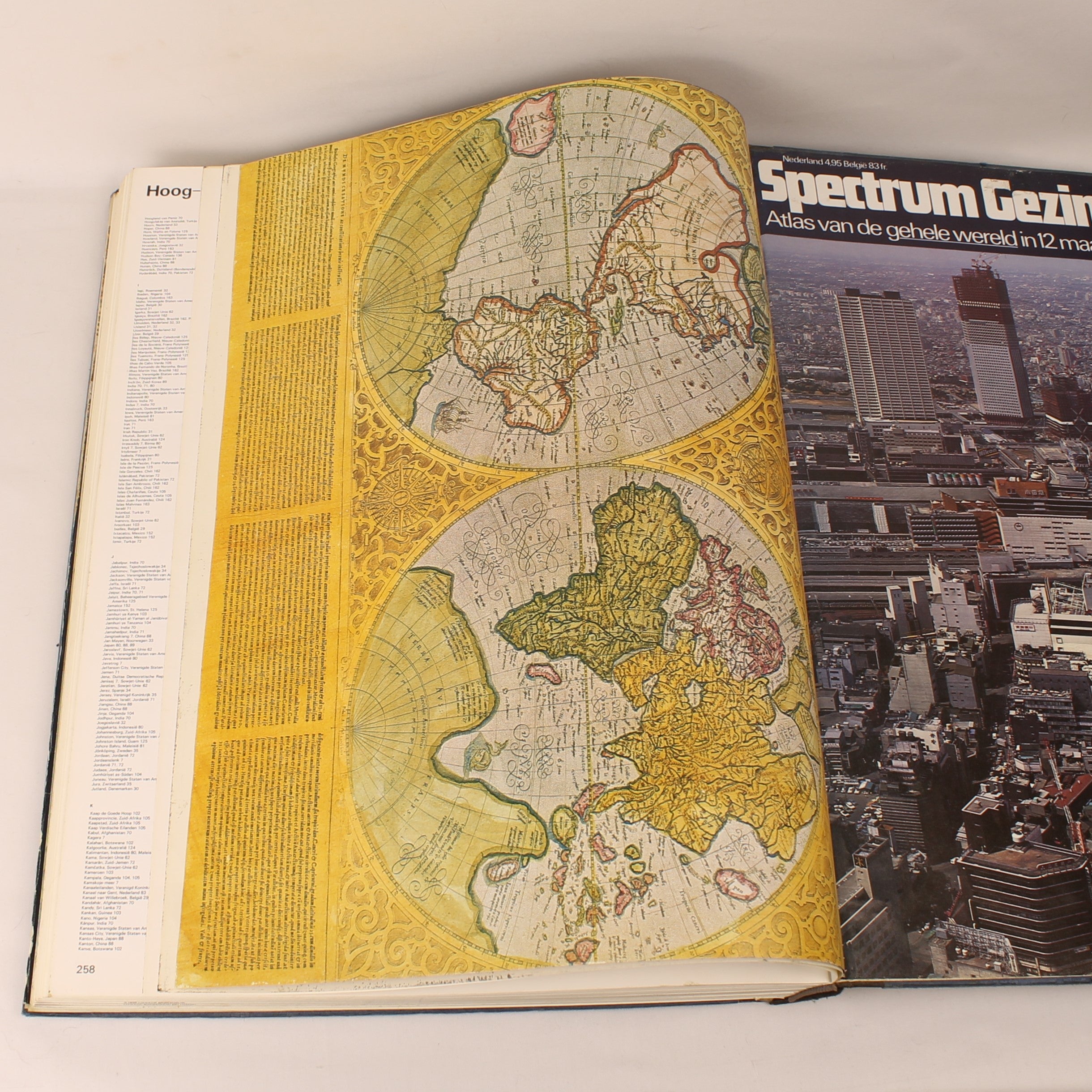 Spectrum Gezinsatlas 1974 – Groot Formaat Wereldatlas – Koude Oorlog Kaartbeeld – Het Spectrum Utrecht/Antwerpen