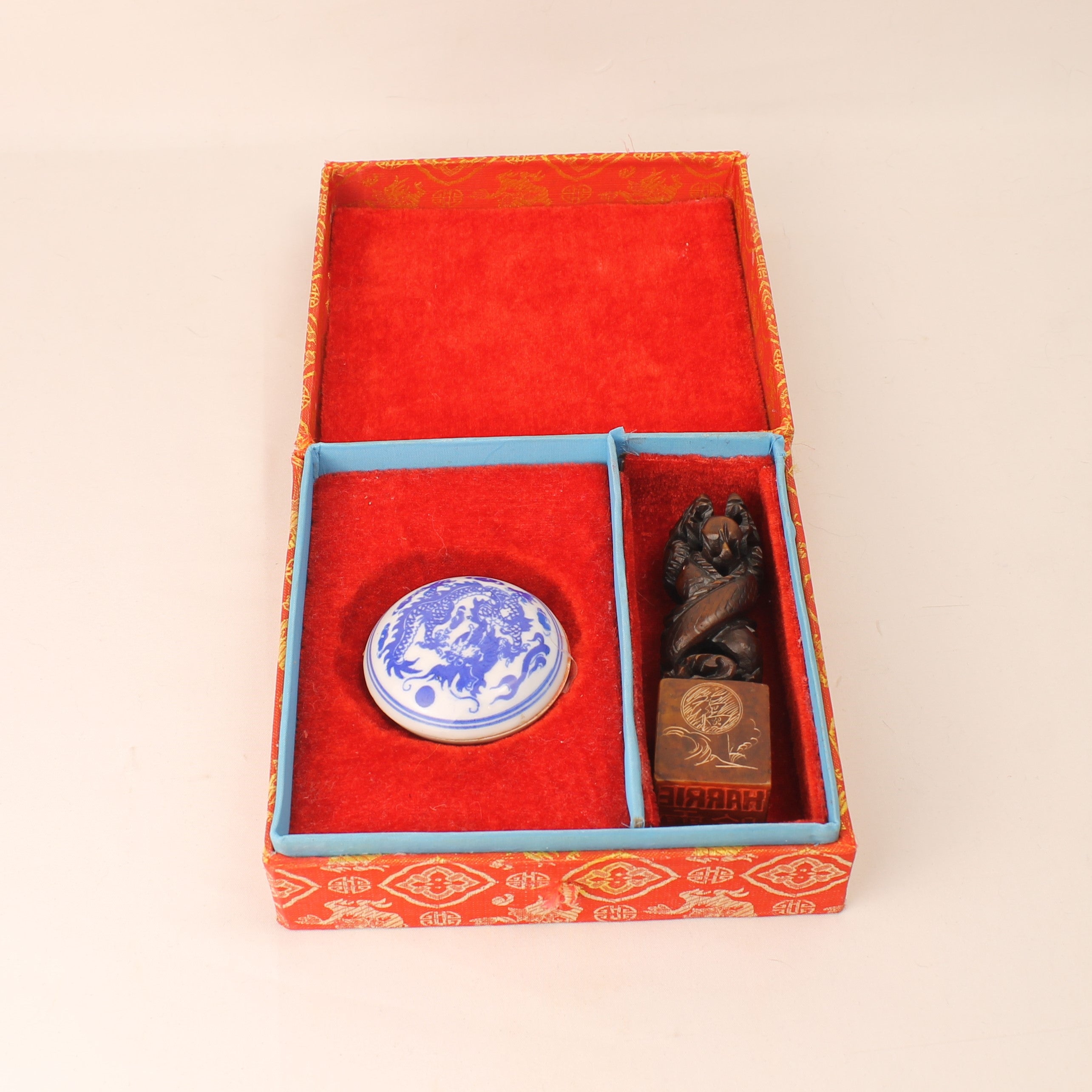 Chinese Handgesneden Stenen Zegel met Draken – Gepersonaliseerd “HARRIE” – Incl. Inktdoos – 10 cm