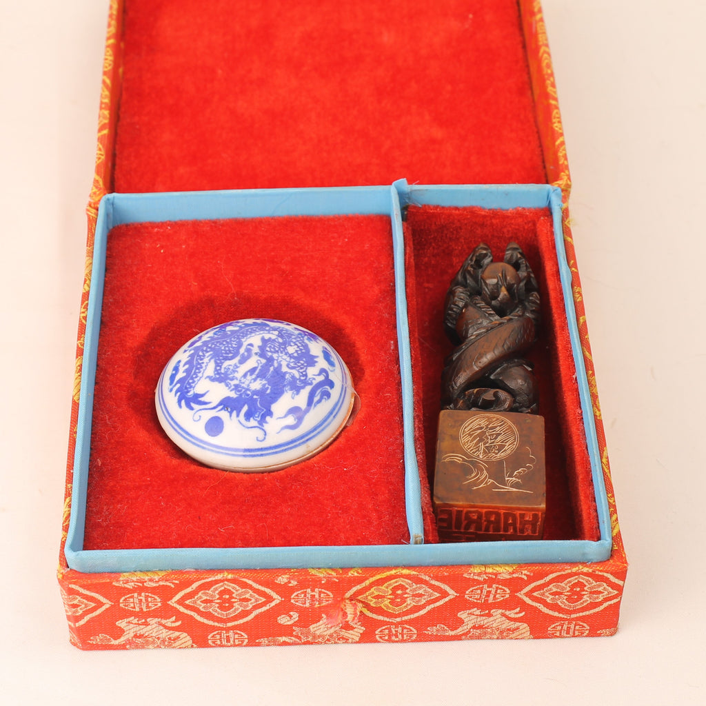 Sceau chinois en pierre sculptée à la main avec dragons – Personnalisé “HARRIE” – Étui à encre inclus – 10 cm