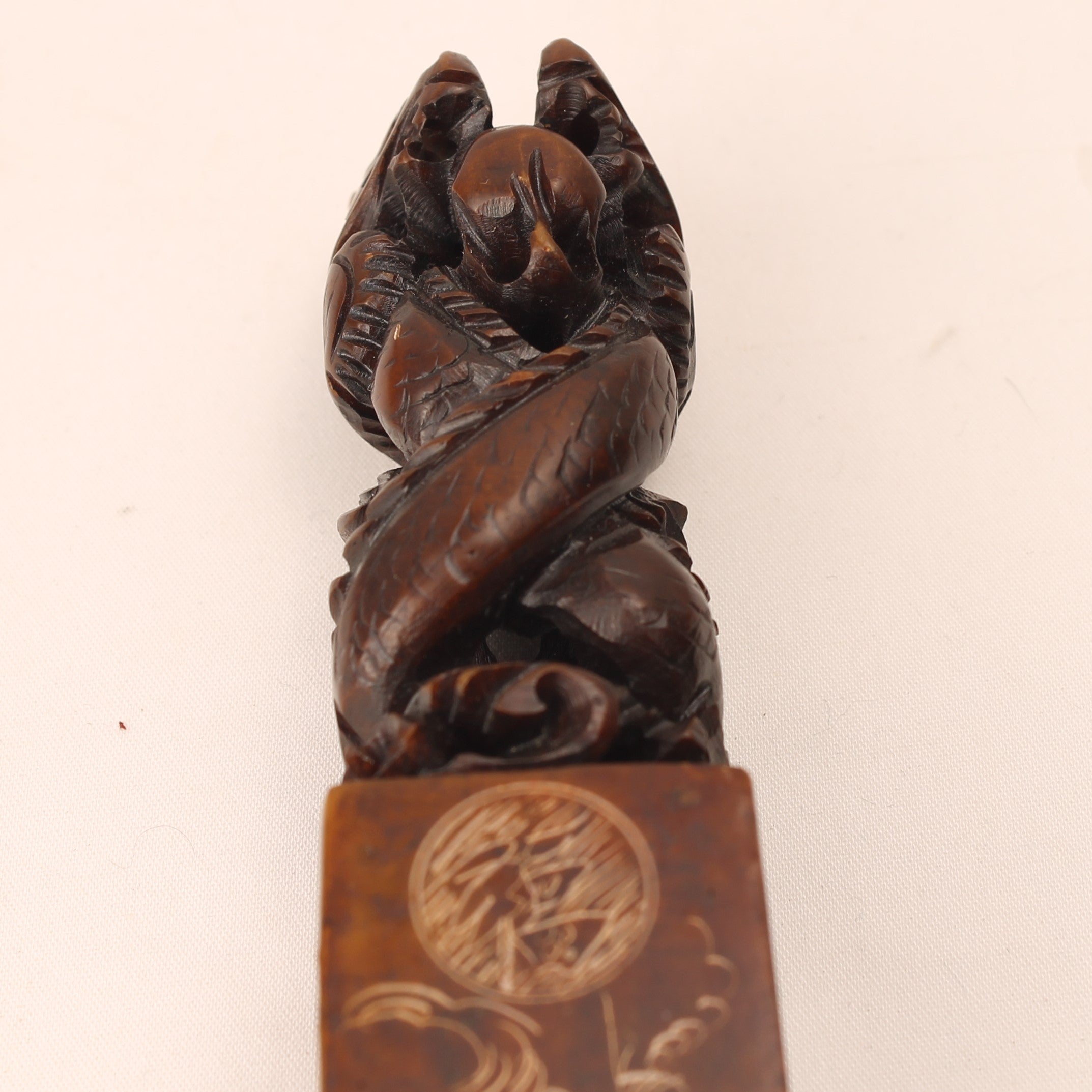 Sceau chinois en pierre sculptée à la main avec dragons – Personnalisé “HARRIE” – Étui à encre inclus – 10 cm