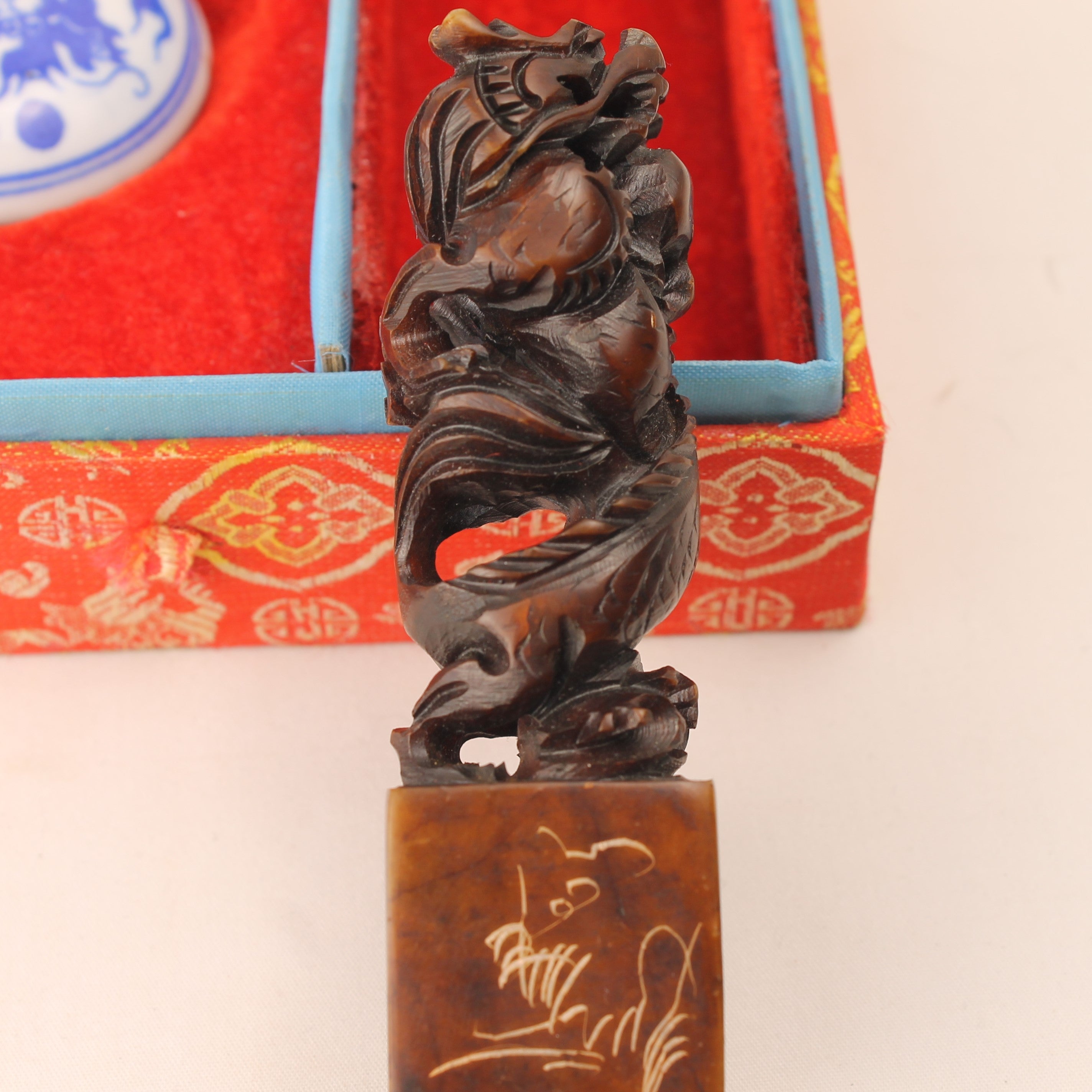 Chinese Handgesneden Stenen Zegel met Draken – Gepersonaliseerd “HARRIE” – Incl. Inktdoos – 10 cm