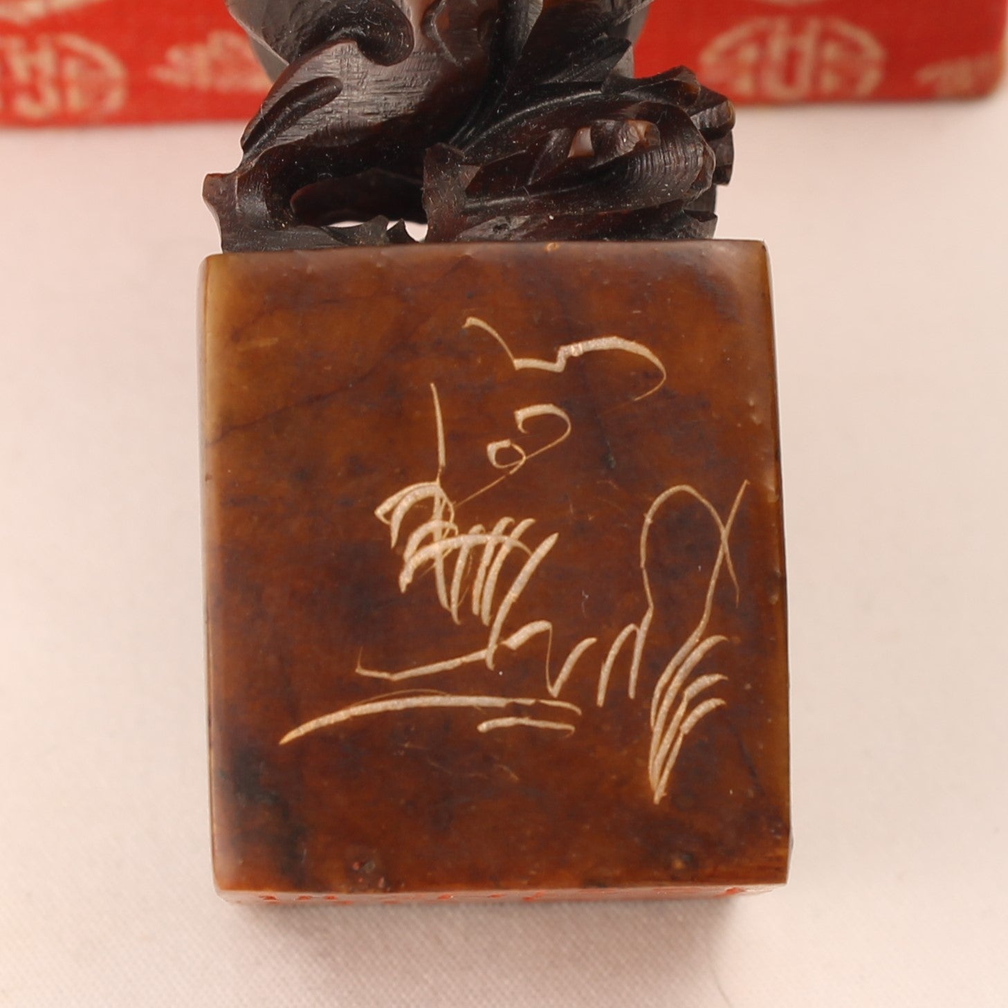 Sceau chinois en pierre sculptée à la main avec dragons – Personnalisé “HARRIE” – Étui à encre inclus – 10 cm