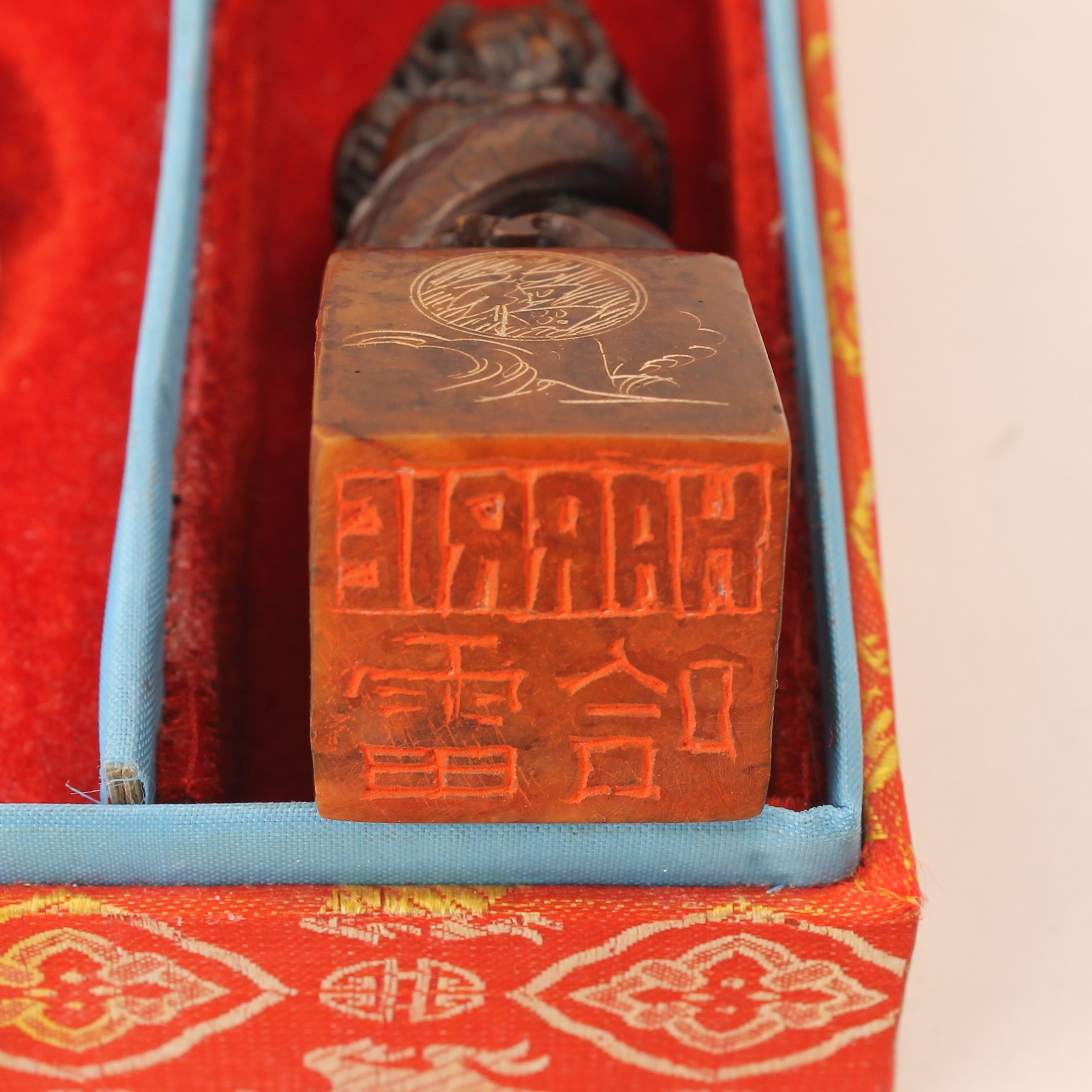 Sceau chinois en pierre sculptée à la main avec dragons – Personnalisé “HARRIE” – Étui à encre inclus – 10 cm