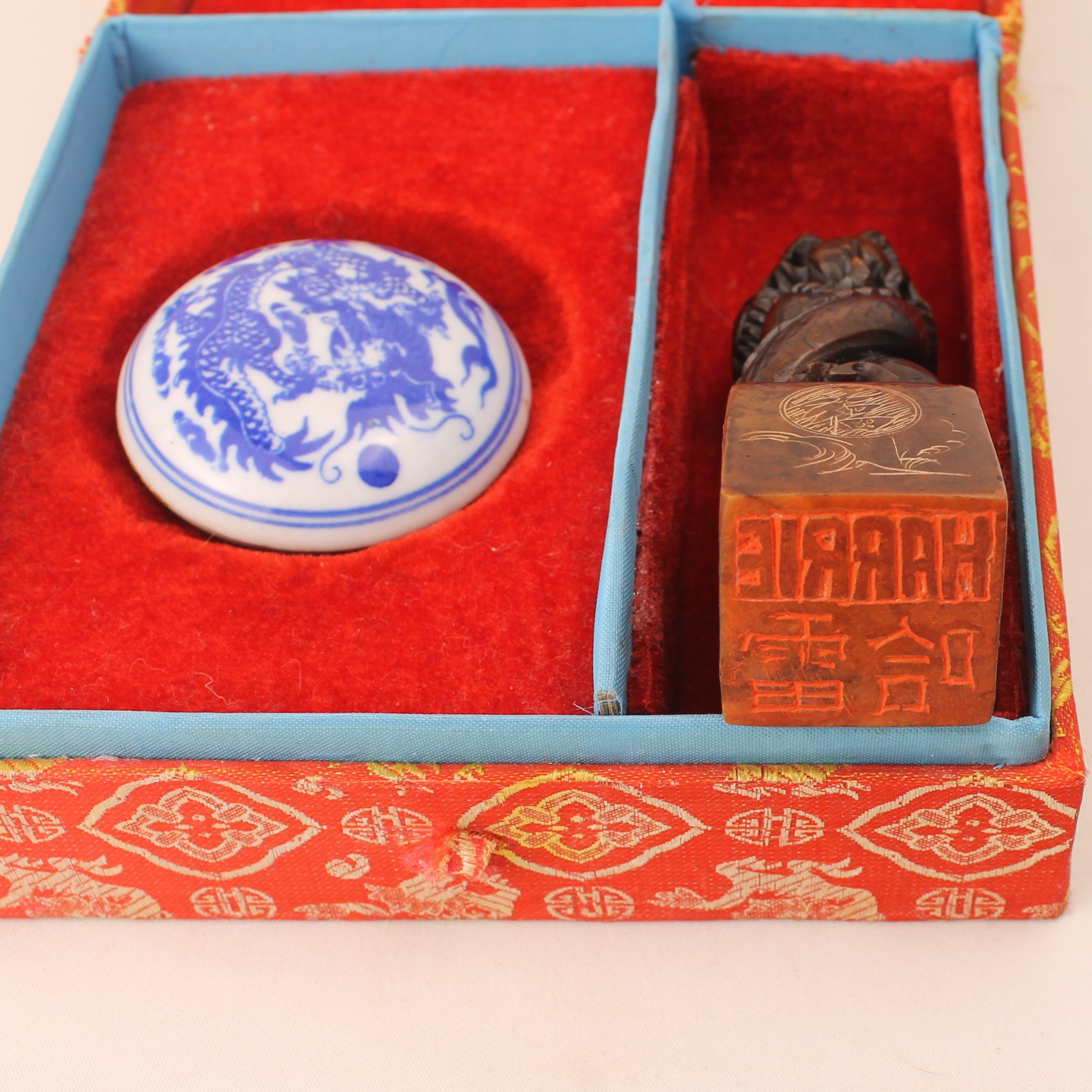 Sceau chinois en pierre sculptée à la main avec dragons – Personnalisé “HARRIE” – Étui à encre inclus – 10 cm