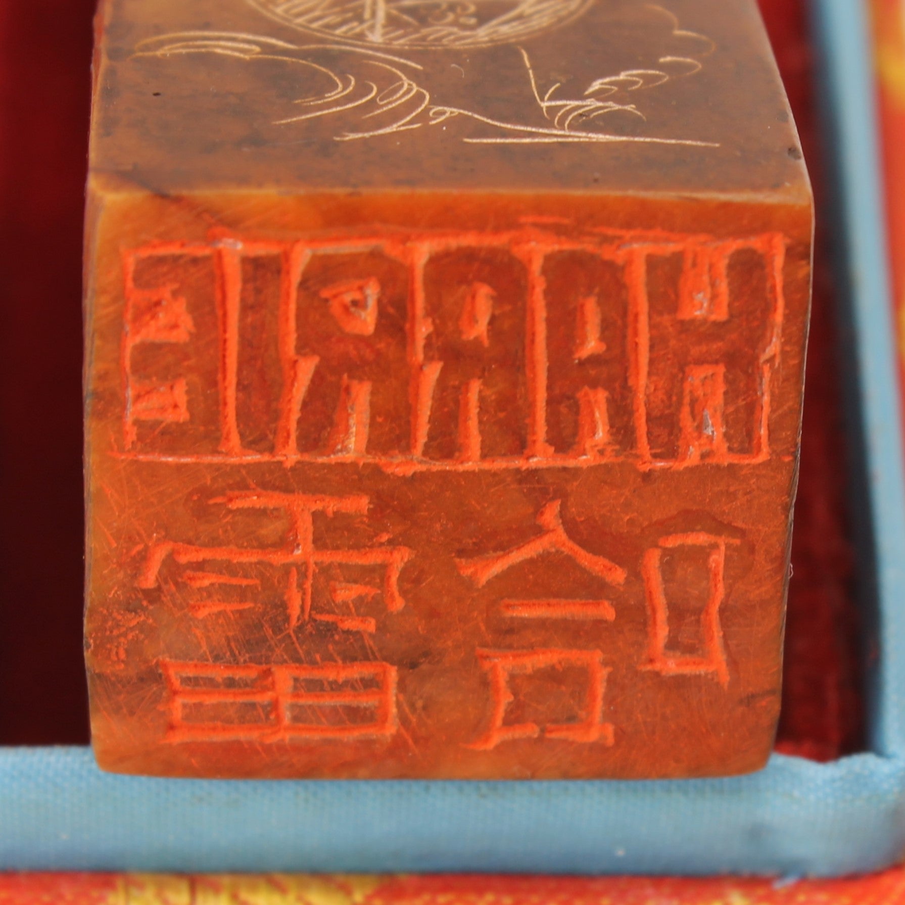 Sceau chinois en pierre sculptée à la main avec dragons – Personnalisé “HARRIE” – Étui à encre inclus – 10 cm