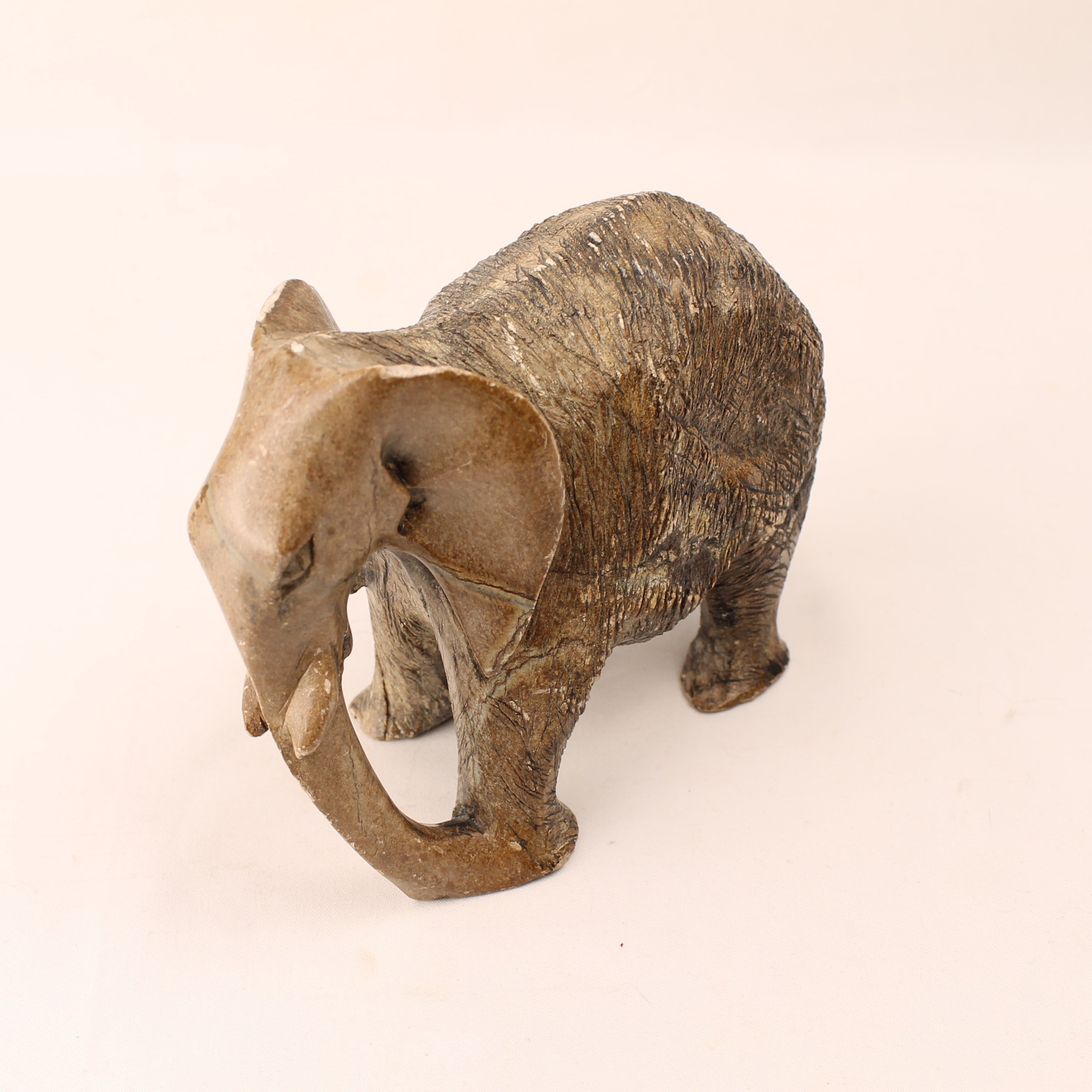 Handgesneden Stenen Olifant – Vintage Afrikaanse Speksteen Sculptuur – 16 cm
