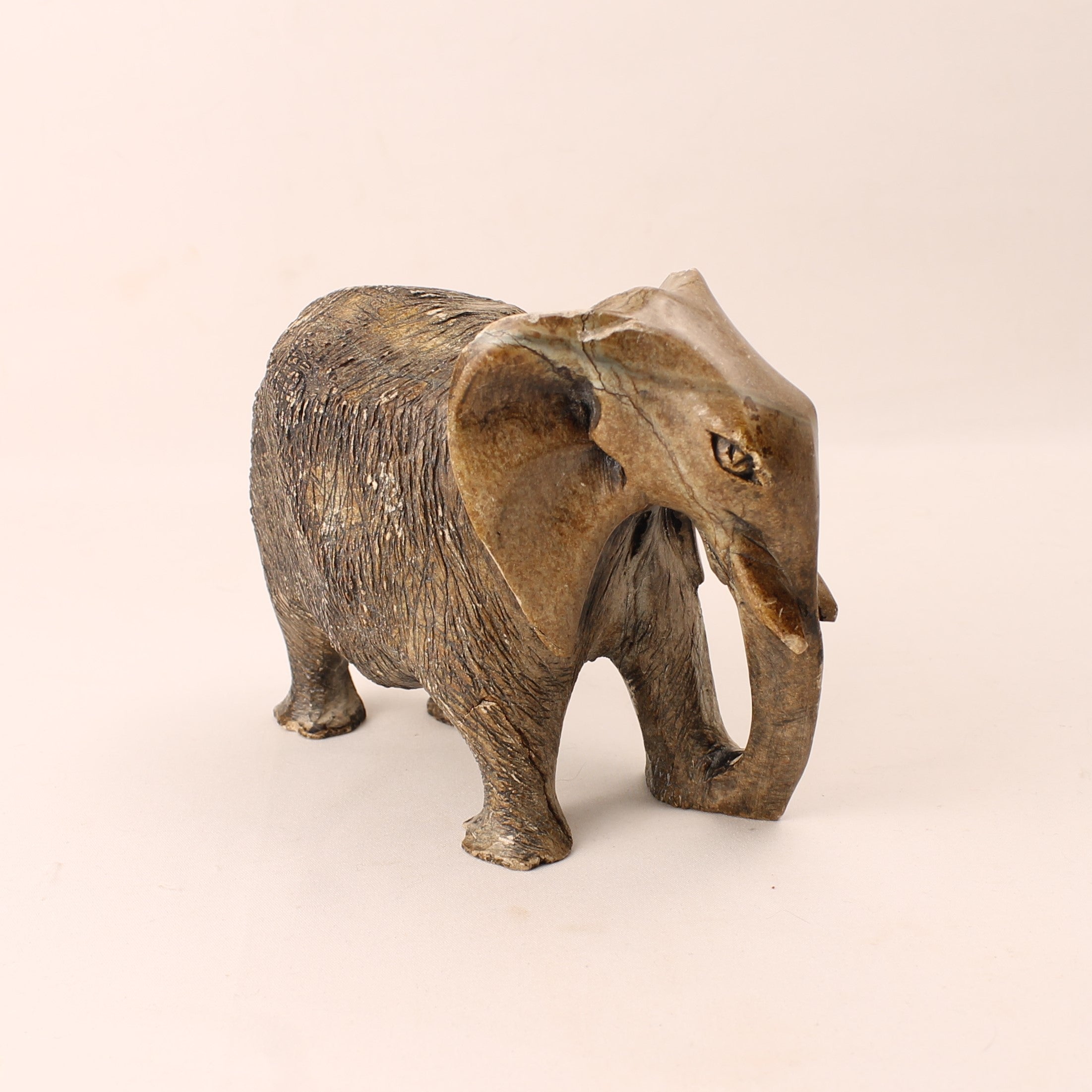 Handgesneden Stenen Olifant – Vintage Afrikaanse Speksteen Sculptuur – 16 cm