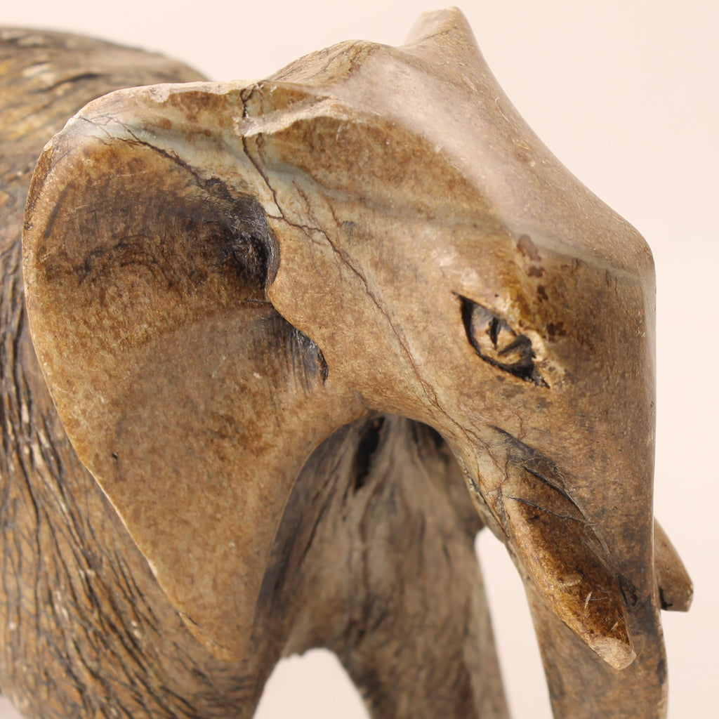 Handgesneden Stenen Olifant – Vintage Afrikaanse Speksteen Sculptuur – 16 cm