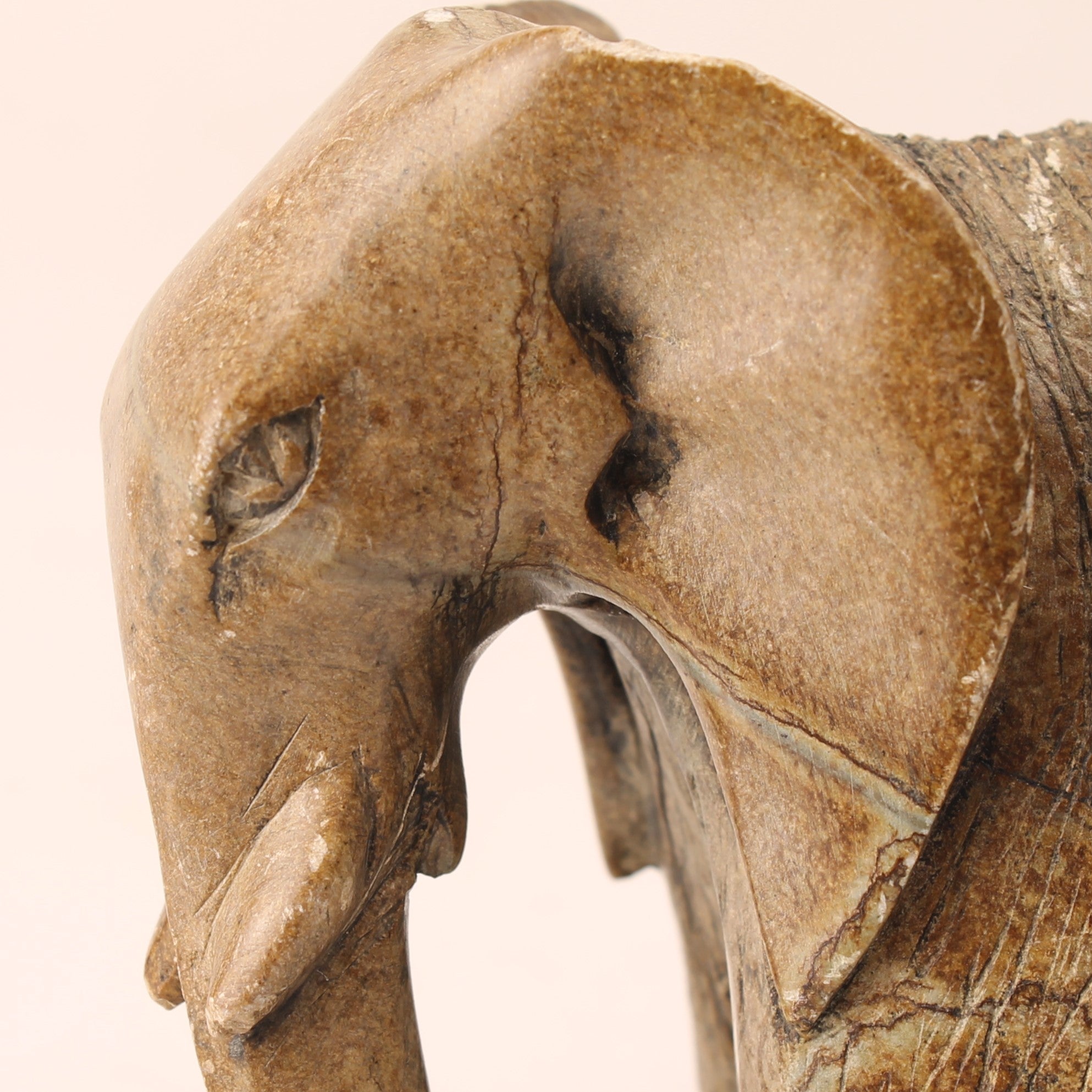 Handgesneden Stenen Olifant – Vintage Afrikaanse Speksteen Sculptuur – 16 cm