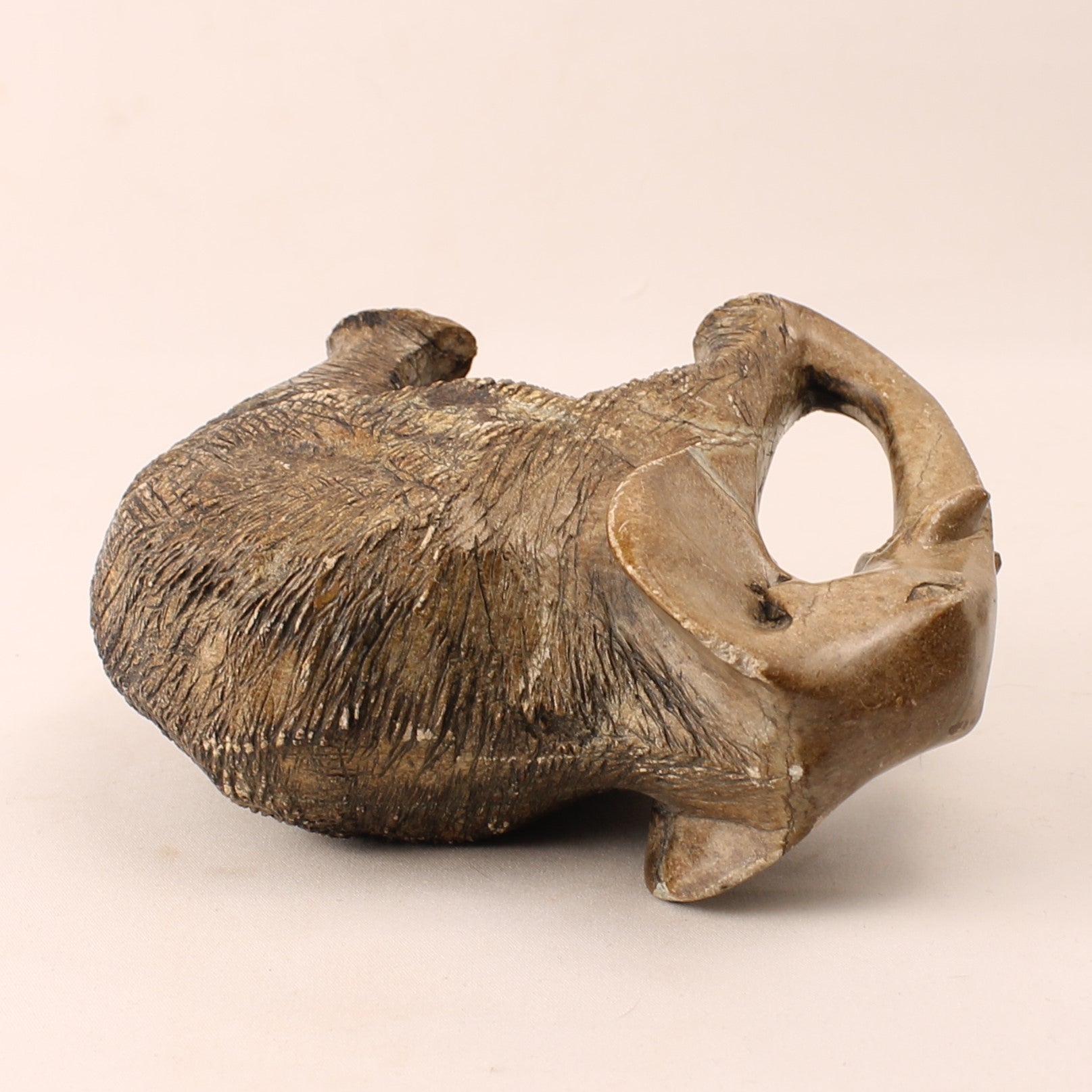 Handgesneden Stenen Olifant – Vintage Afrikaanse Speksteen Sculptuur – 16 cm