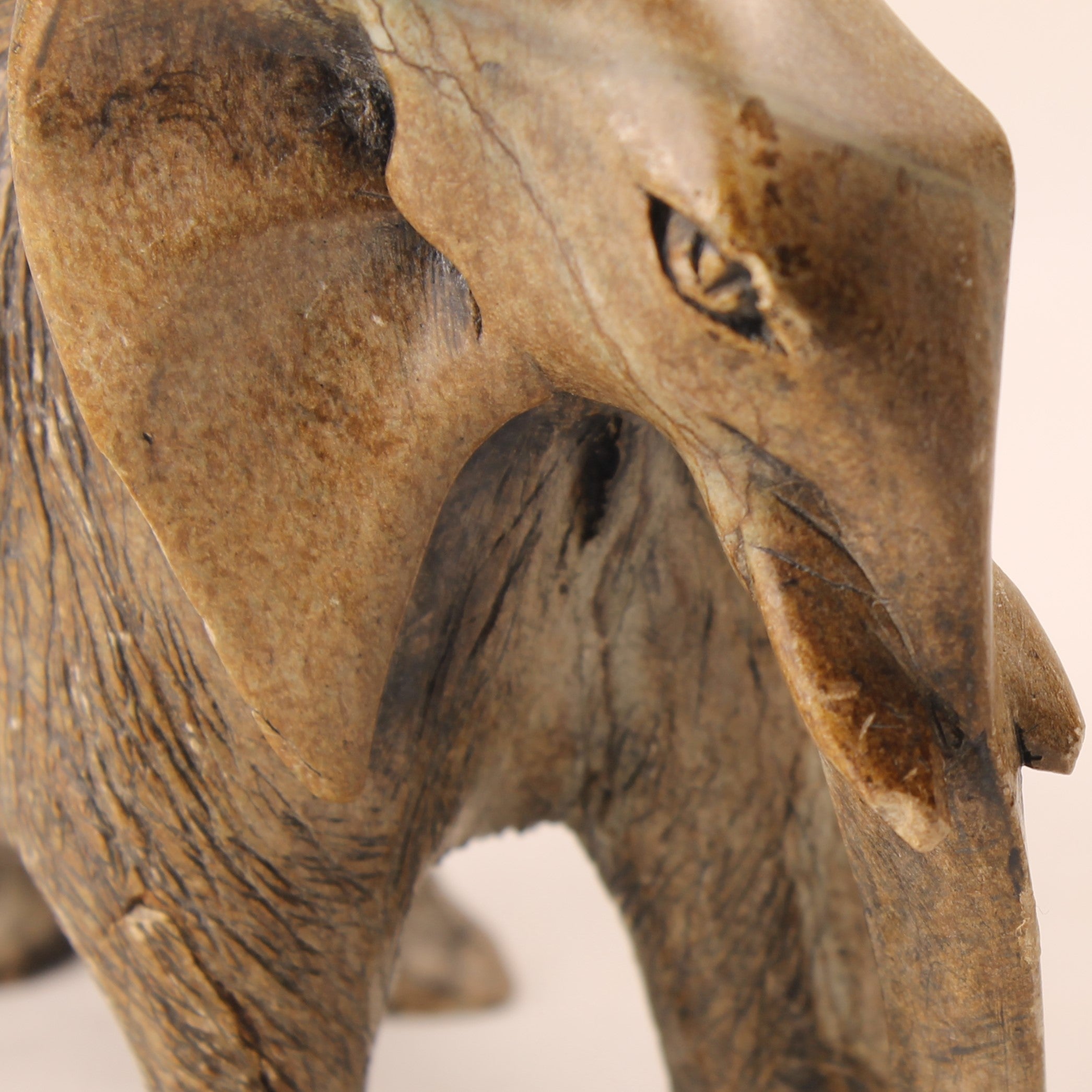 Handgesneden Stenen Olifant – Vintage Afrikaanse Speksteen Sculptuur – 16 cm