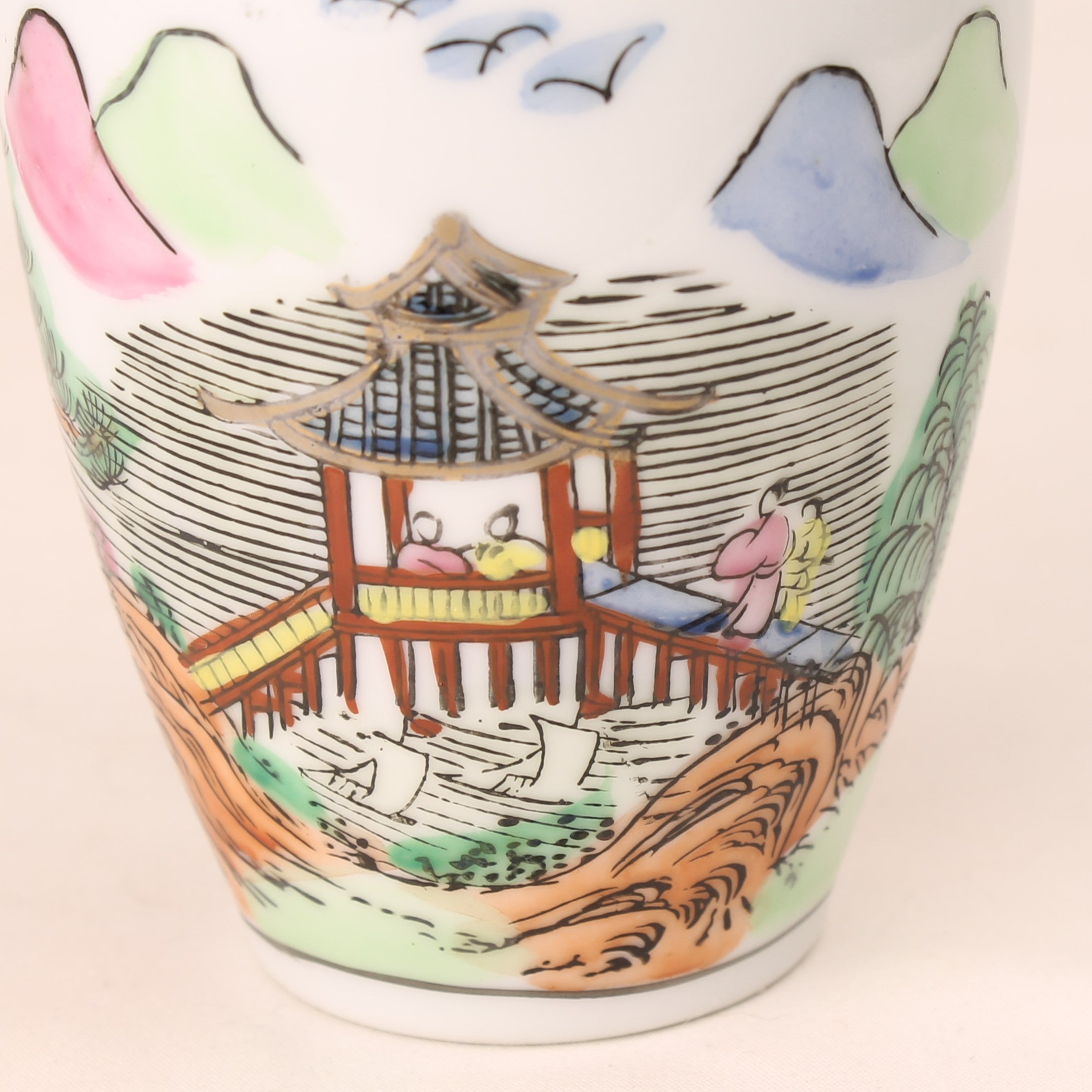 Vase chinois en porcelaine – Marque de règne Qianlong – Peint à la main – 16 cm