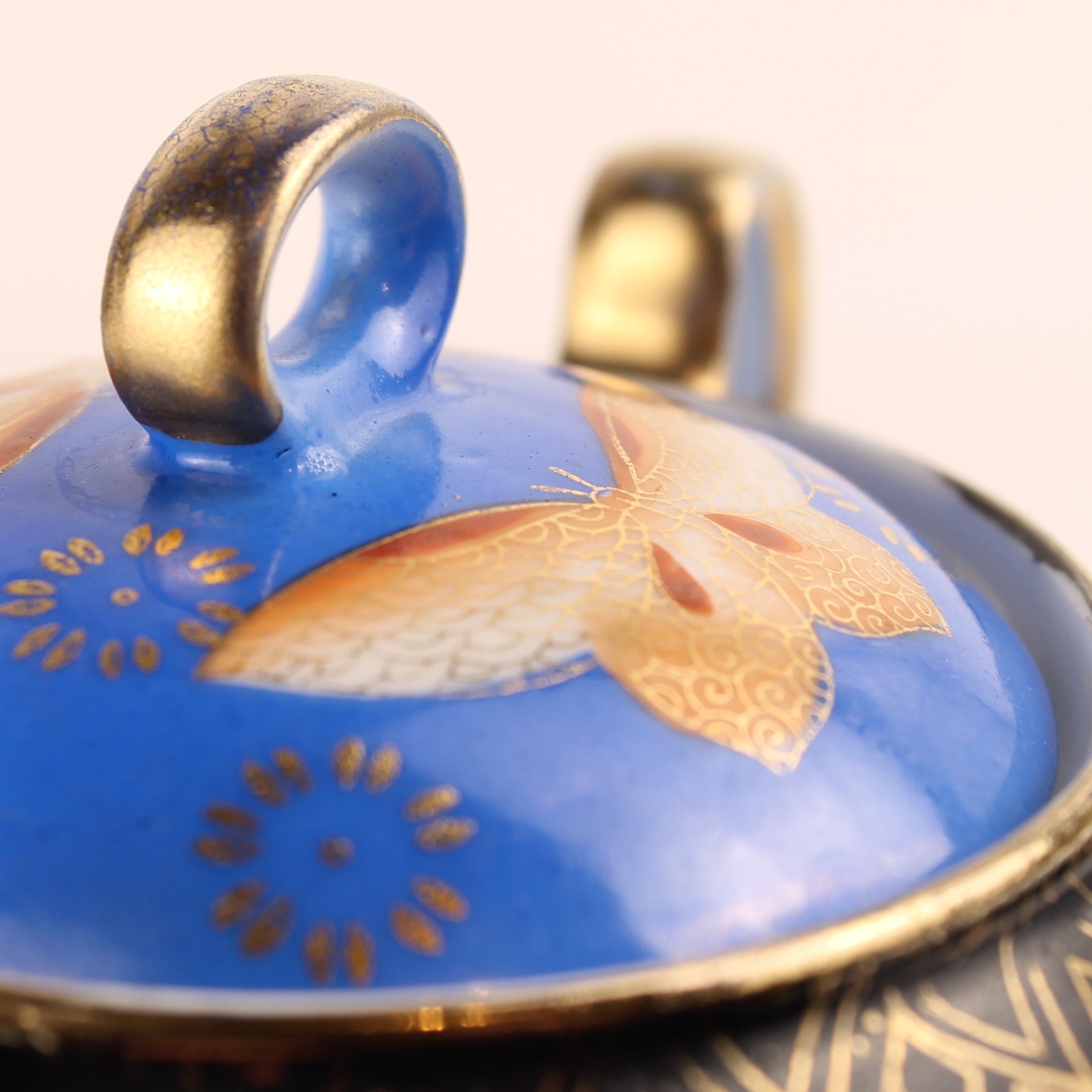 Art Nouveau Suikerpot met Vlinders – Blauw Porselein met Vergulding – ca. 1900