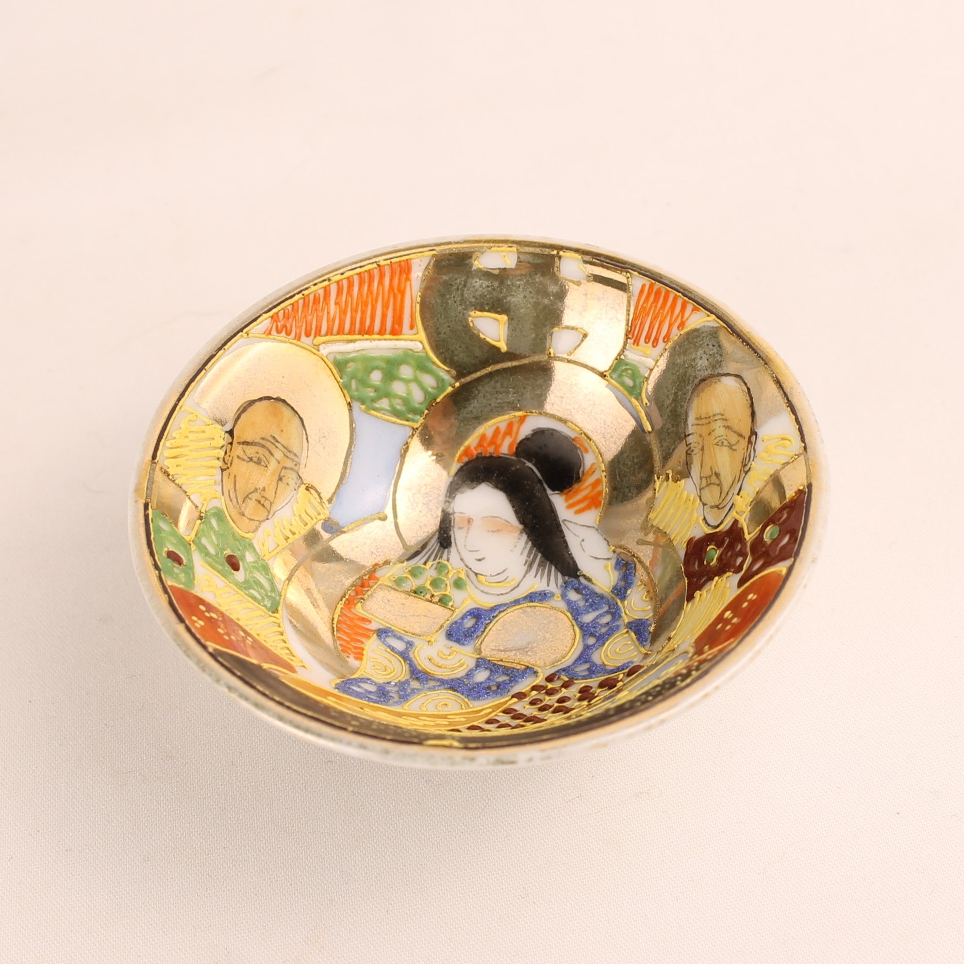 Japans Satsuma-Stijl Moriage Miniatuur Schaaltje met Figuren – Meiji Periode ca. 1900