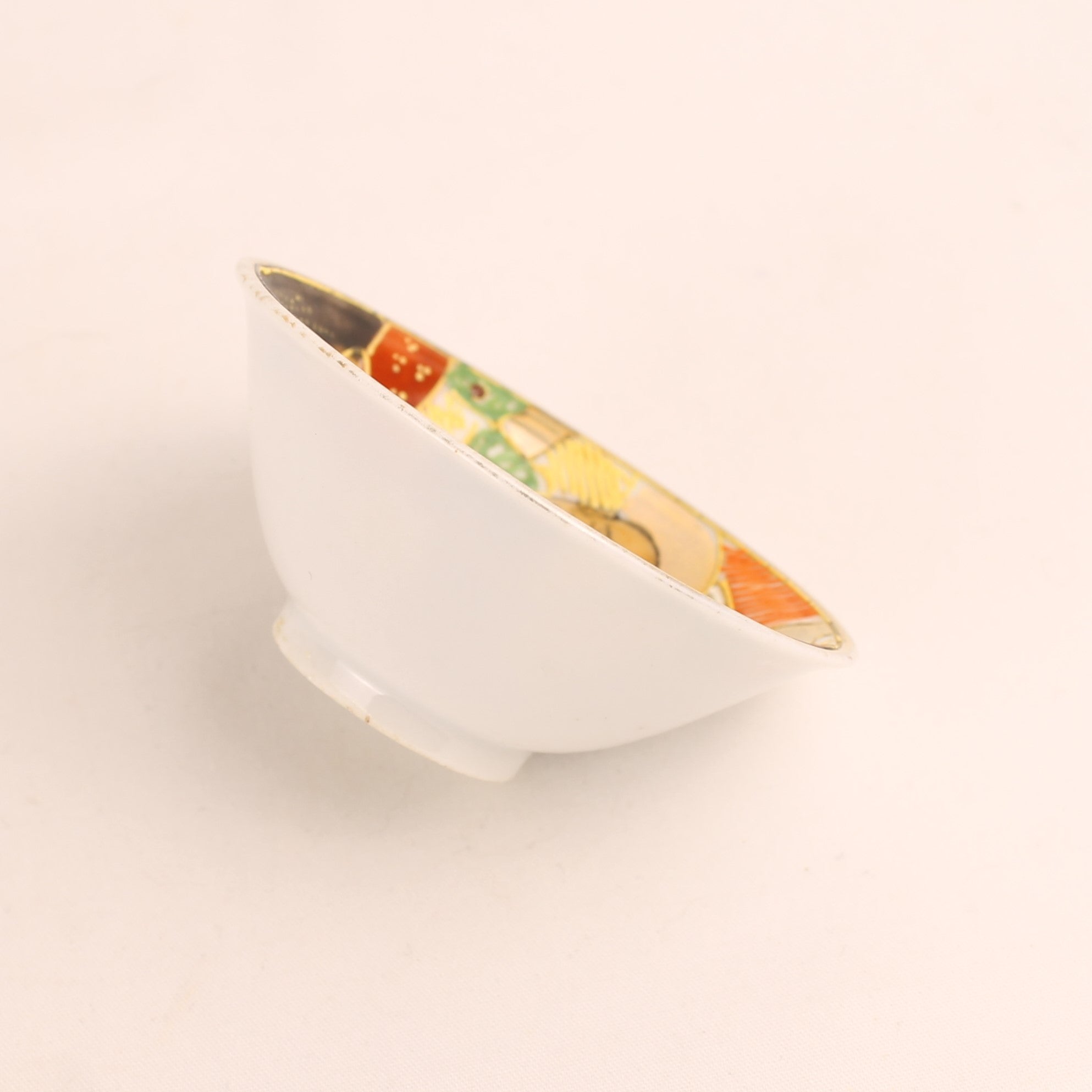 Japans Satsuma-Stijl Moriage Miniatuur Schaaltje met Figuren – Meiji Periode ca. 1900