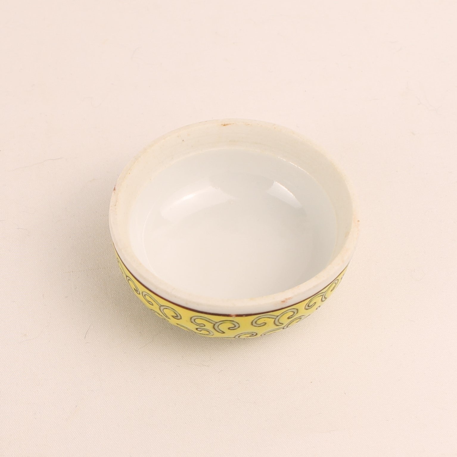 Chinees Jingdezhen Porselein Dekselpot – Gele Grond – Reliëfdecor