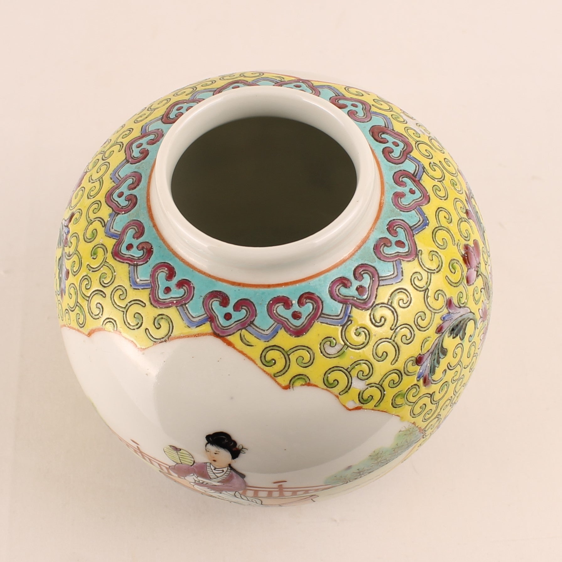 Chinees Jingdezhen Porselein Dekselpot – Gele Grond – Reliëfdecor