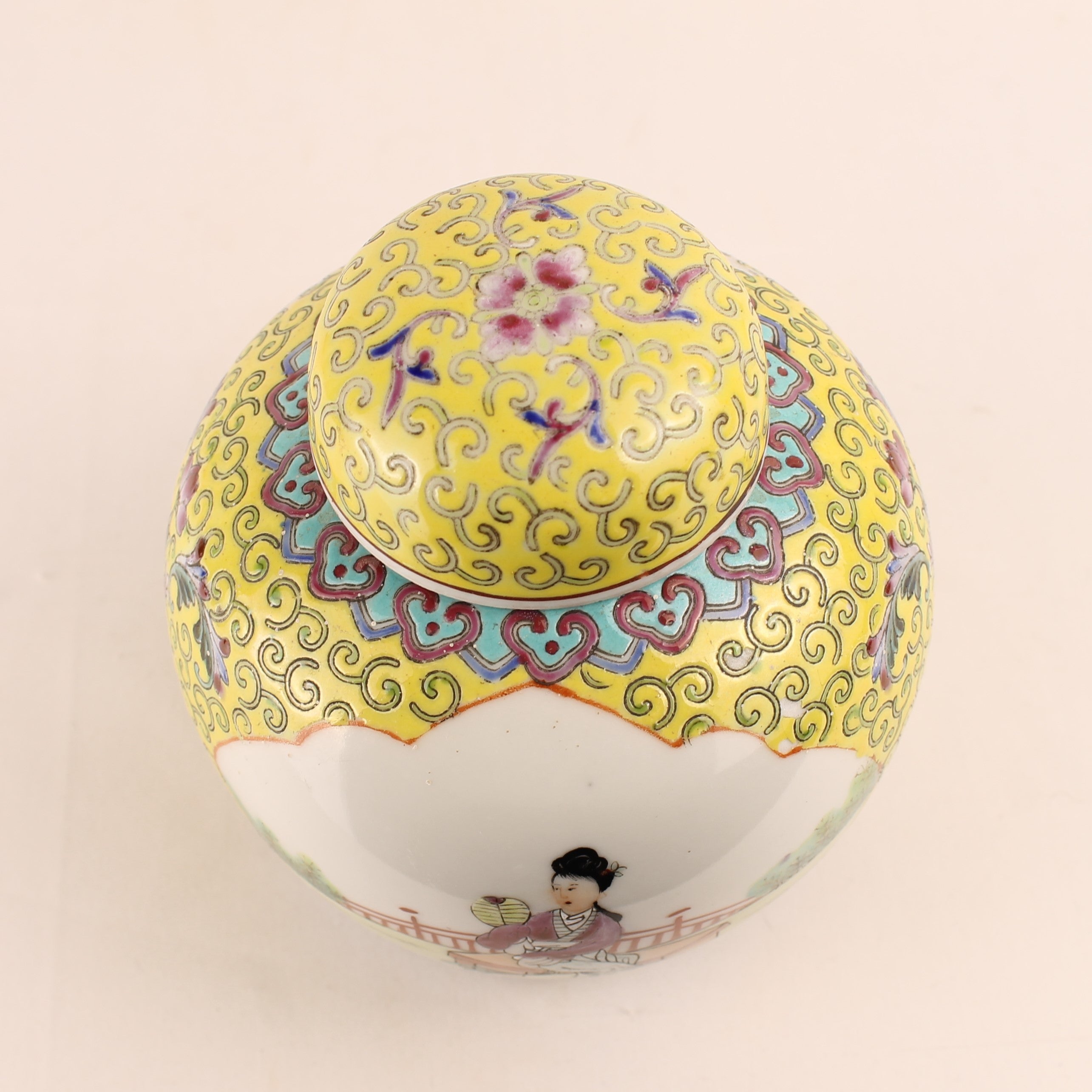 Chinees Jingdezhen Porselein Dekselpot – Gele Grond – Reliëfdecor