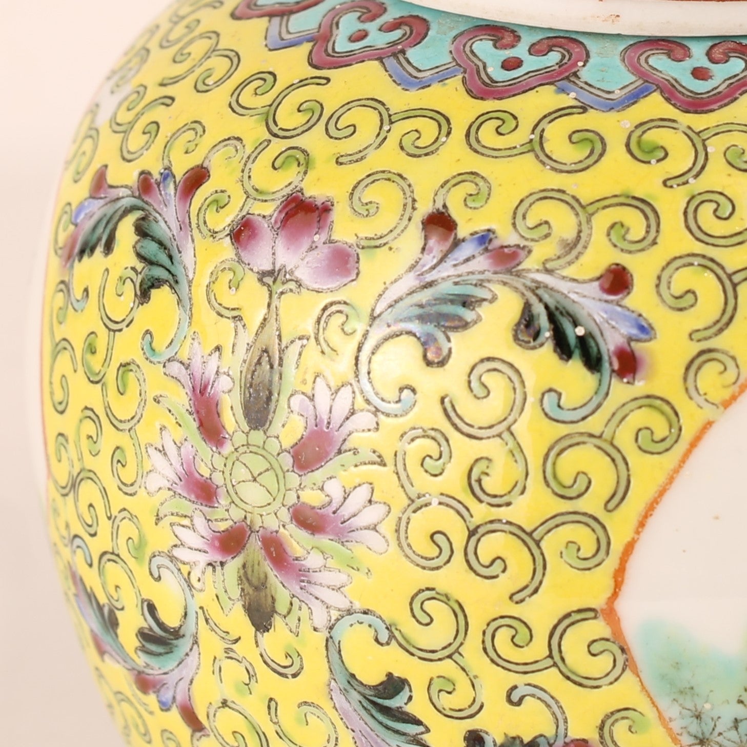 Chinees Jingdezhen Porselein Dekselpot – Gele Grond – Reliëfdecor