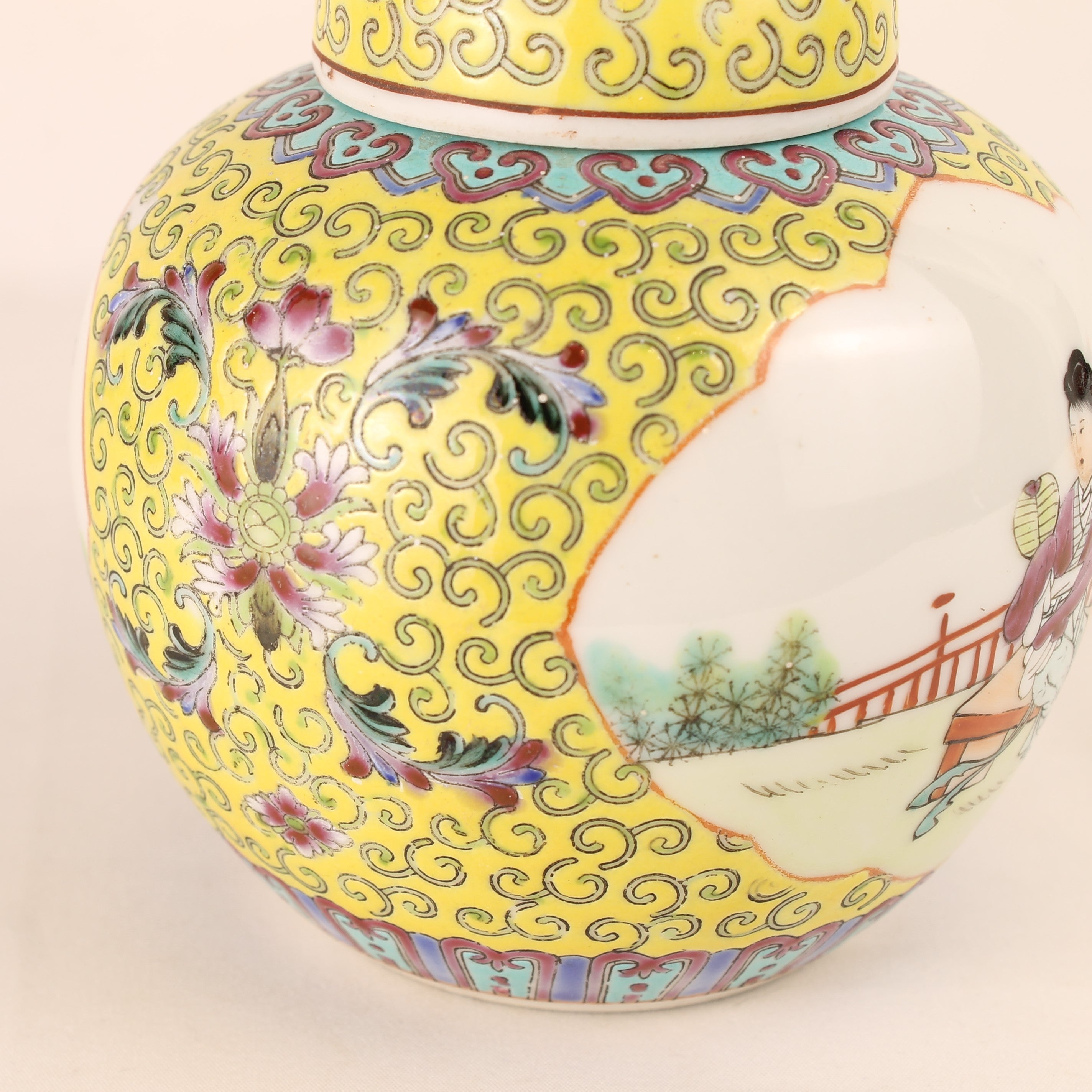 Chinees Jingdezhen Porselein Dekselpot – Gele Grond – Reliëfdecor