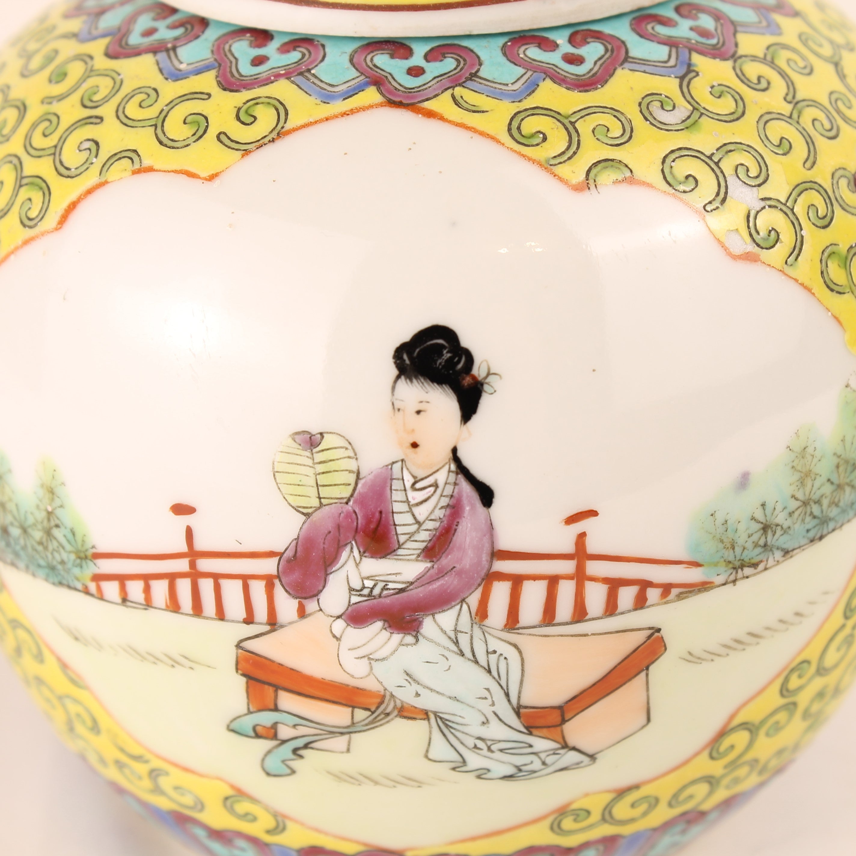 Chinees Jingdezhen Porselein Dekselpot – Gele Grond – Reliëfdecor
