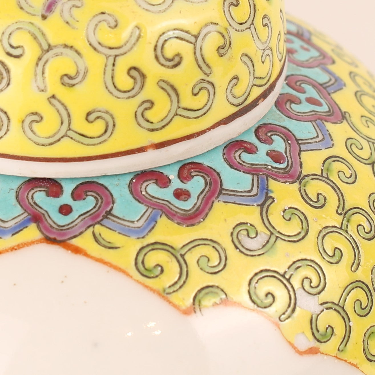 Chinees Jingdezhen Porselein Dekselpot – Gele Grond – Reliëfdecor